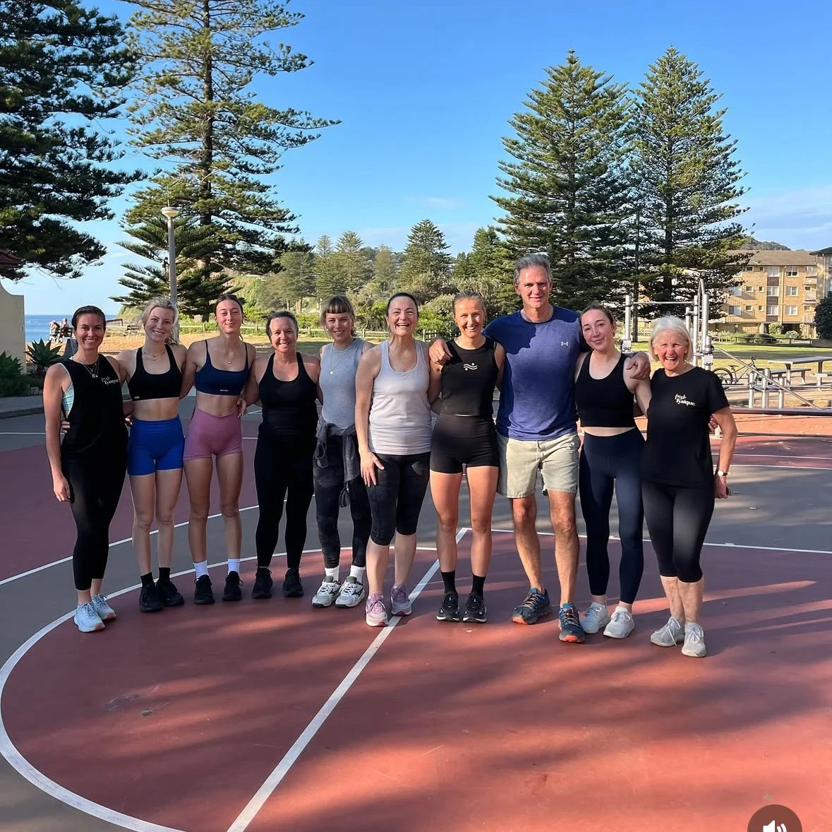 Fresh Fysique group training at Newport Beach, fitness classes & semi-private training outdoors.