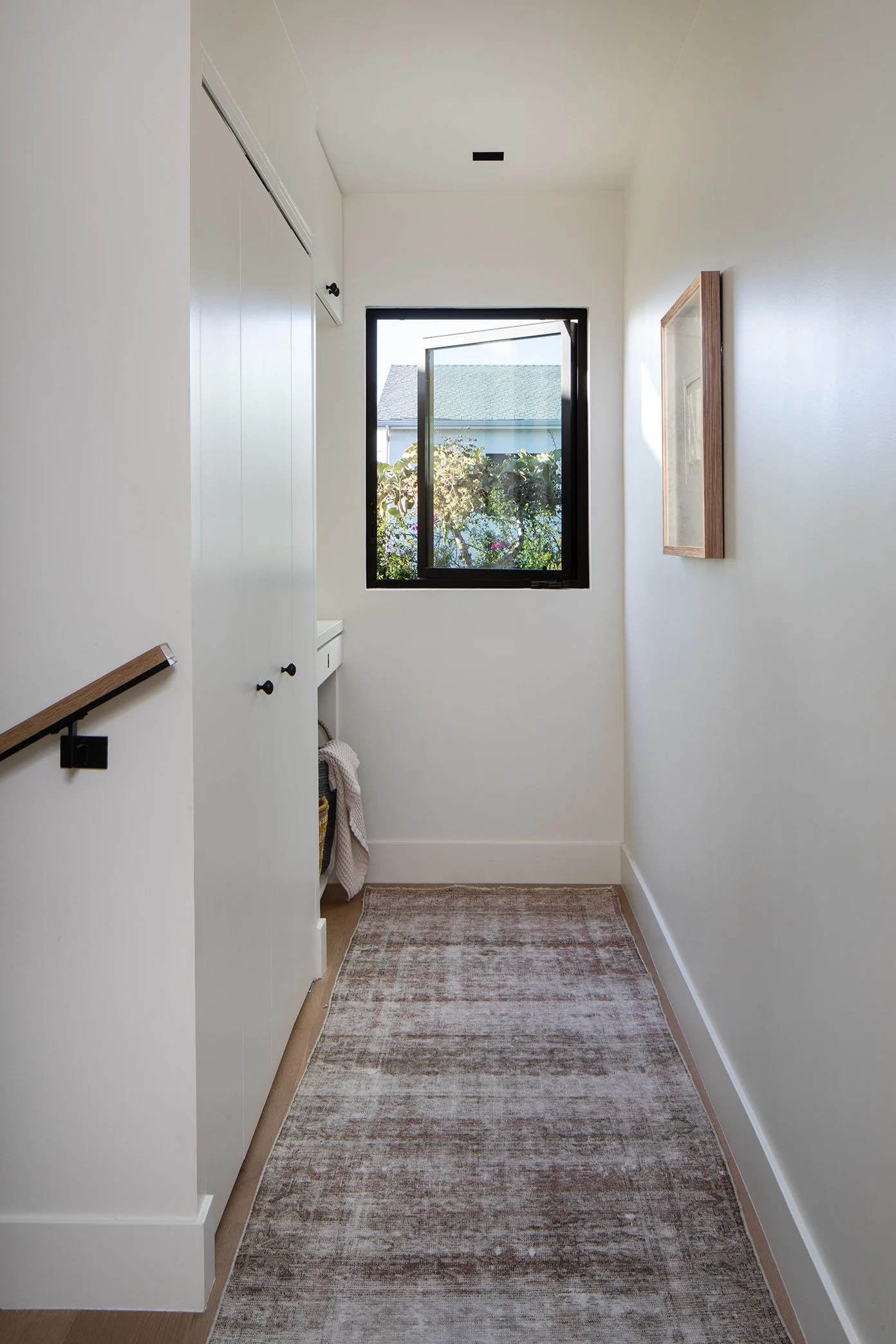 KyleenKopelson_MarineSt_MeghanBob_UpstairsHall_V3_WEB.jpg