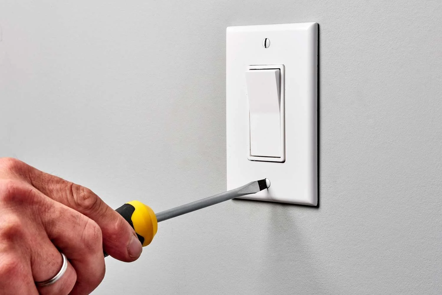 how-to-replace-a-light-switch-1824670_08_install_40434-bc340f9d7e824f33b9bf23289d4e0c2f.jpg