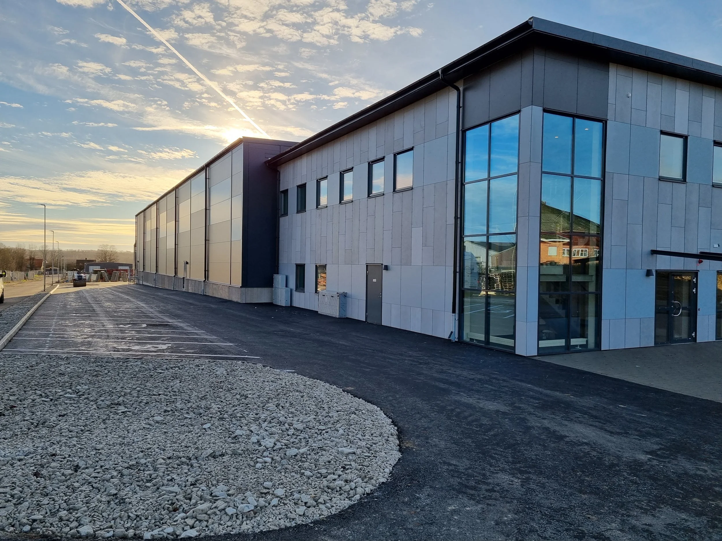Industrihall med kontorsdel i Askersund, byggd av ÅV Bygg