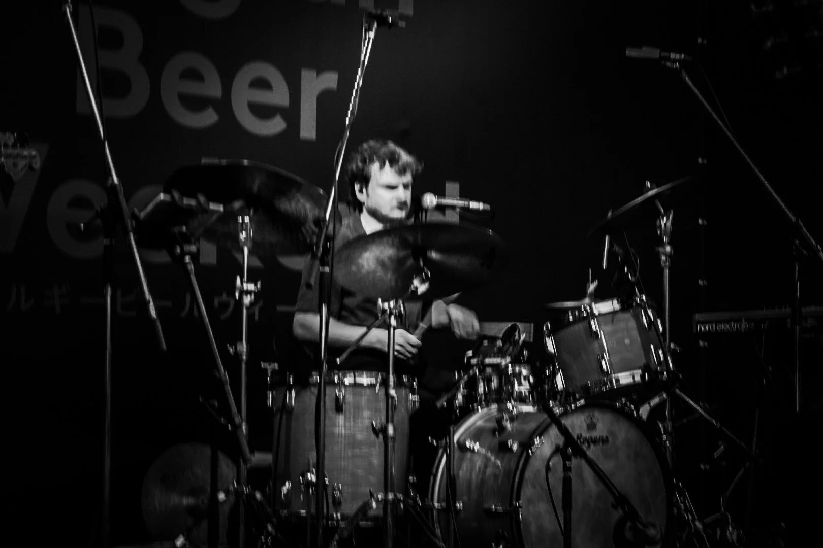 Registro em preto e branco da apresentação da banda Dressed Like Boys no Belgian Beer Weekend em Nagoya, Japão, capturado por Michel Soares.