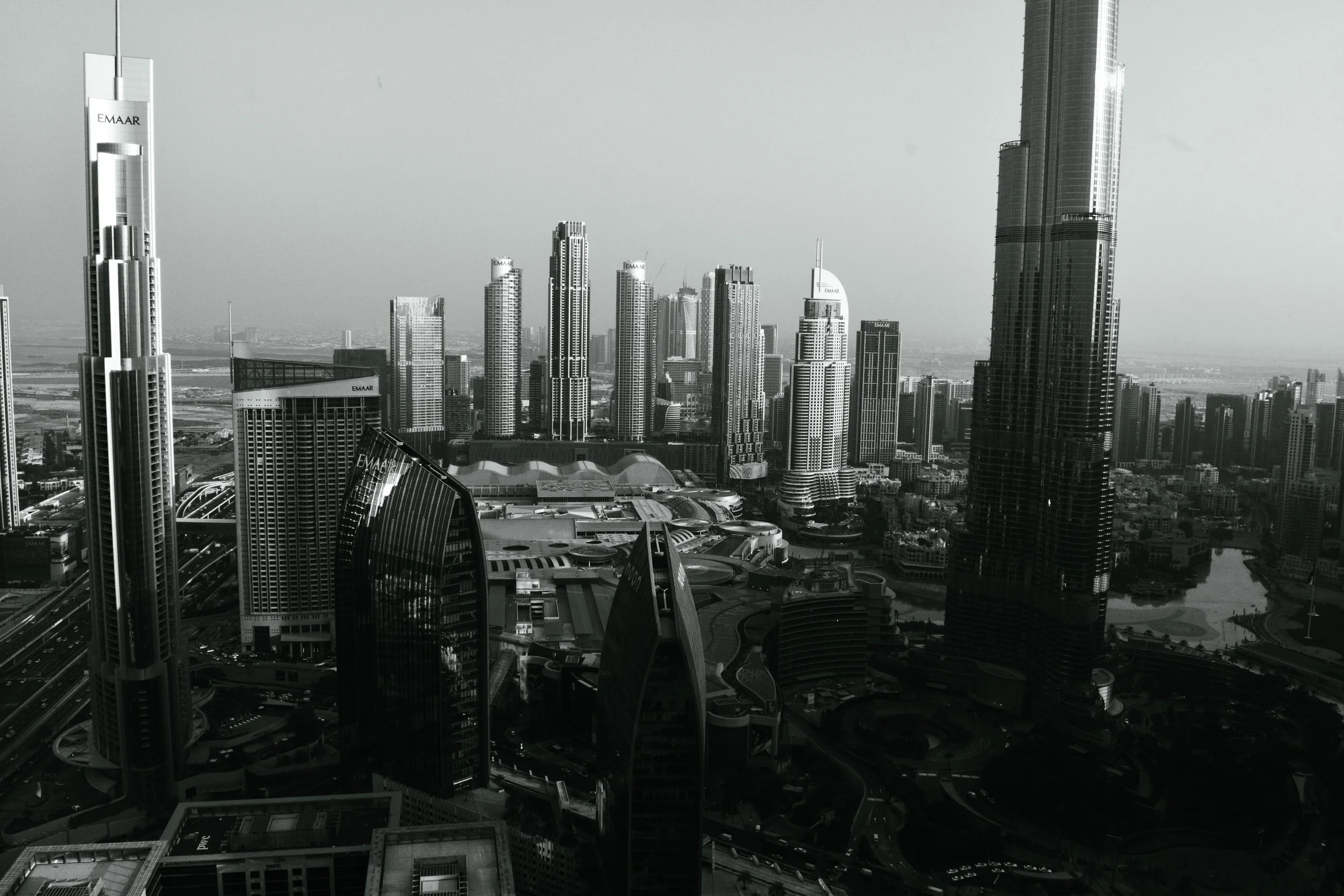 Dubai, Between  Showcases and Crossings