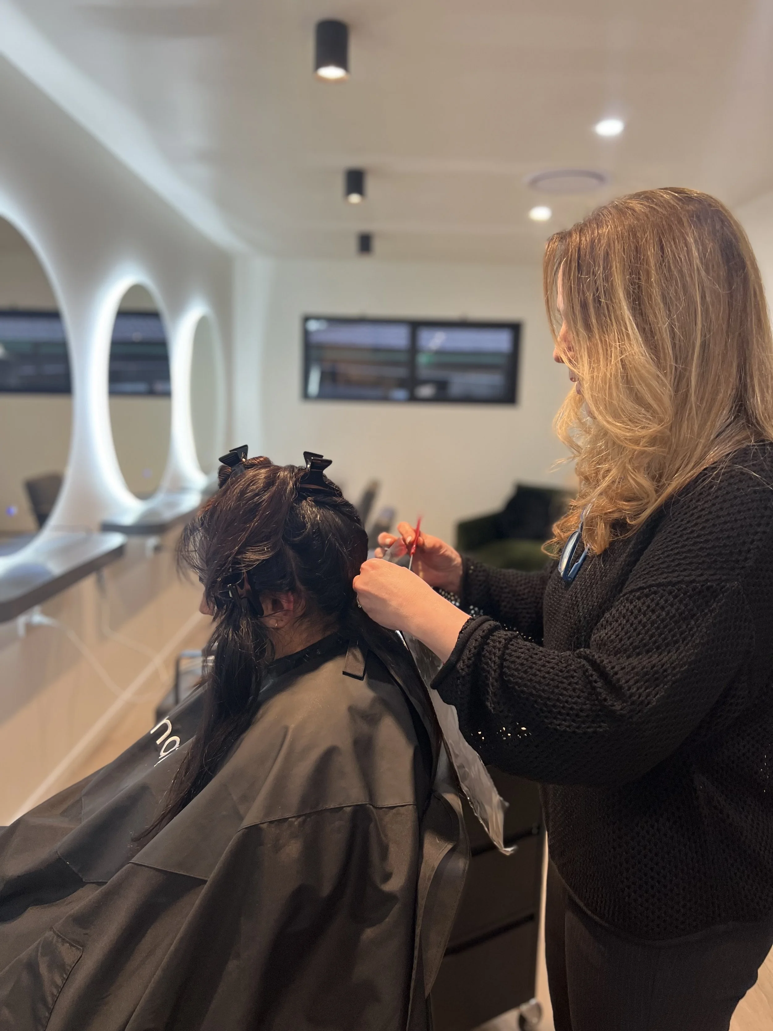 Ezaira Santos working on clients hair