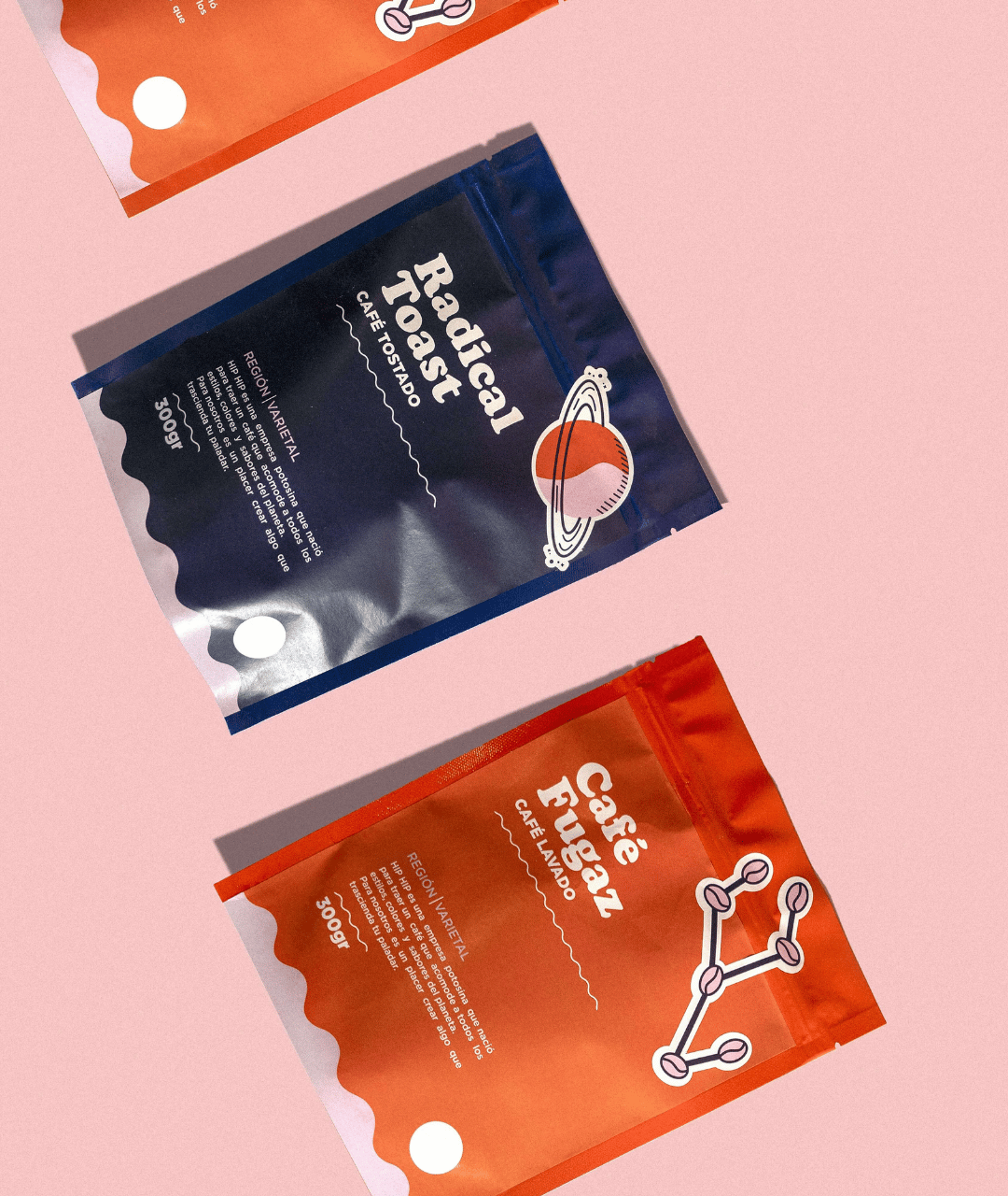 Two packages of coffee labeled 'Café Fugaz,' one blue and one orange, with a pink background. The blue package is labeled 'Regional Vareital' and the orange package has a molecular diagram illustration.