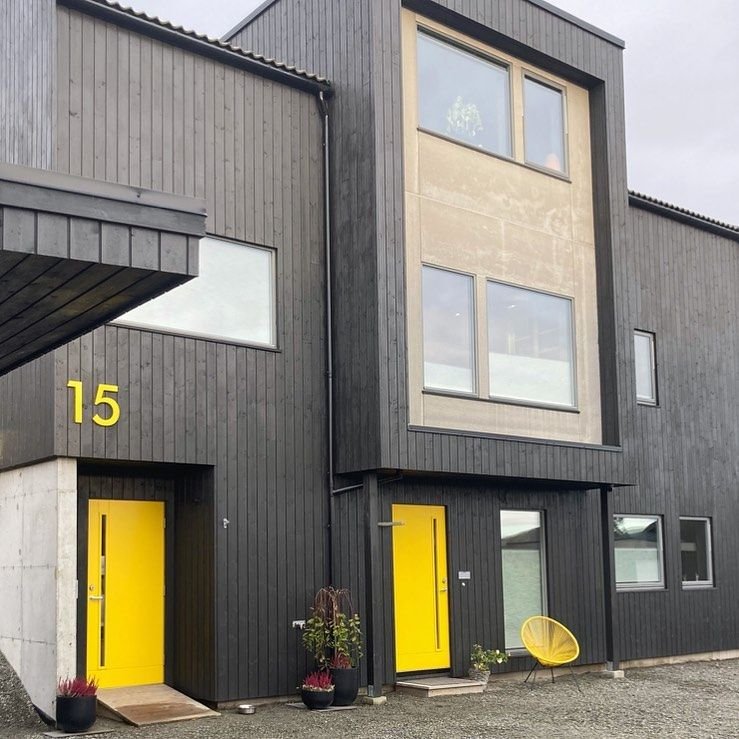 Husnummer 15 på hus med gula dörrar