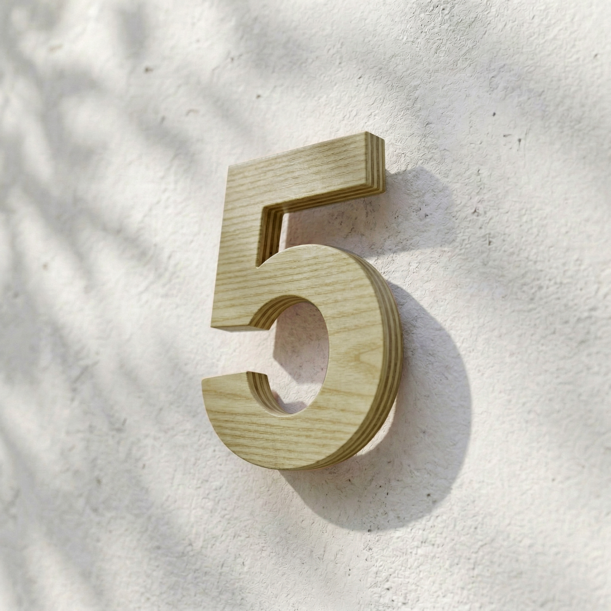 Husnummer 5 i obehandlad plywood duraply