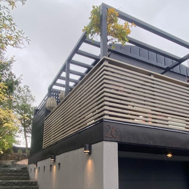 Hussiffror 26 i cortenstål på modernt hus