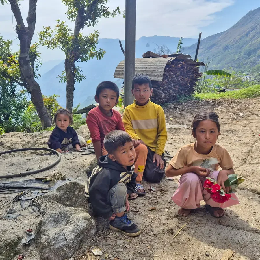 Fünf spielende Kinder in Himalaya-Region