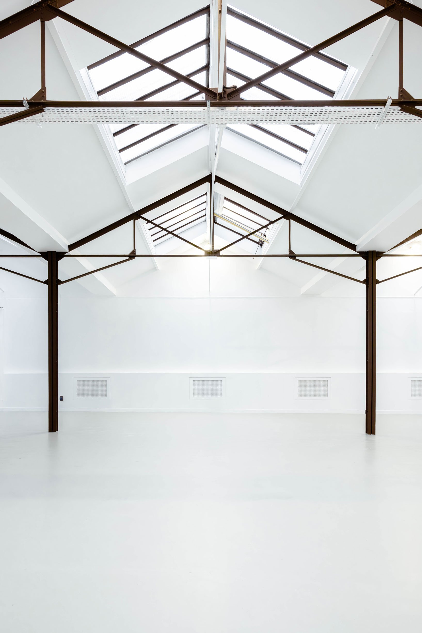 studio bisou, studio photo et services de production à saint-denis, stratégie commerciale et positionnement