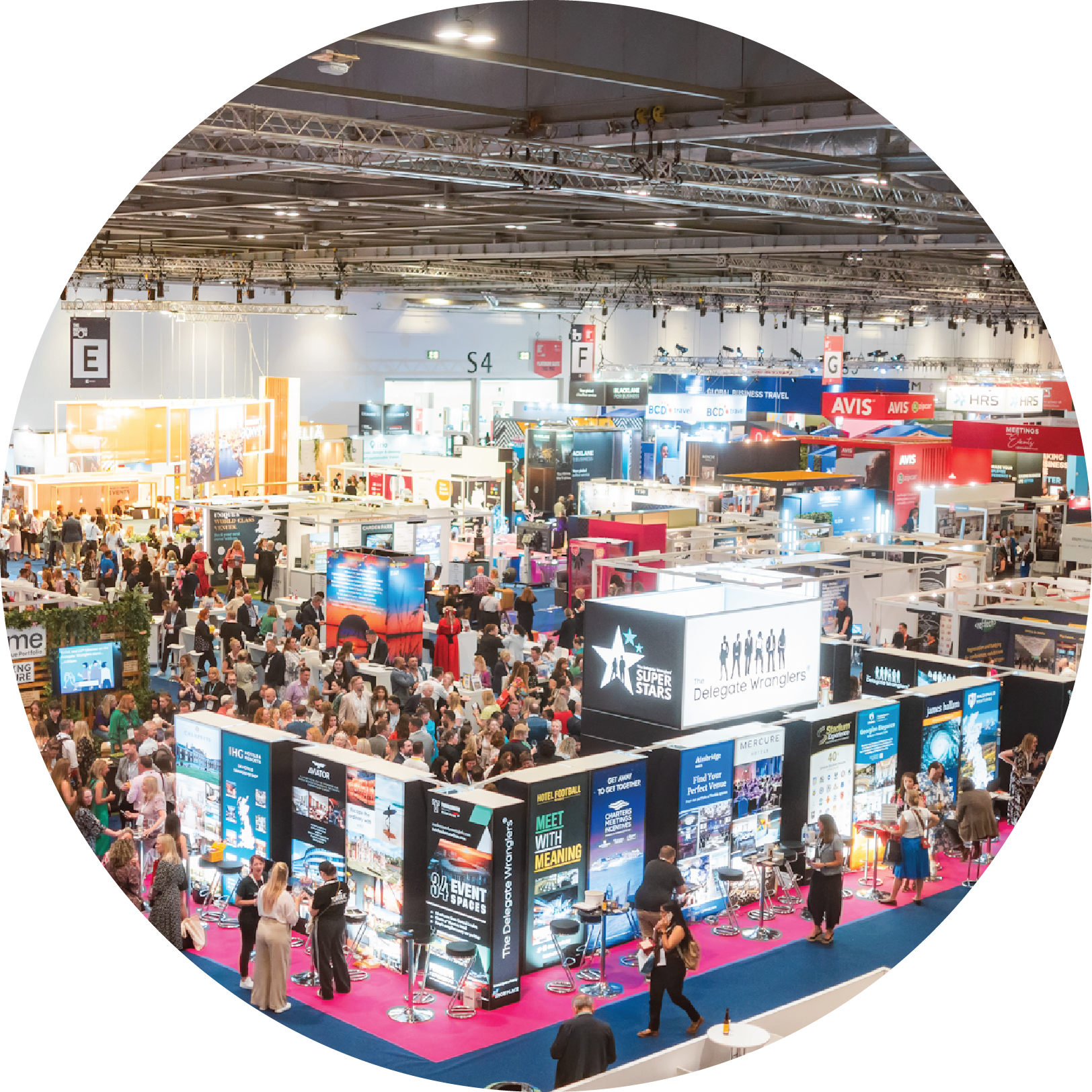 Une grande foire commerciale avec de nombreux stands et visiteurs.