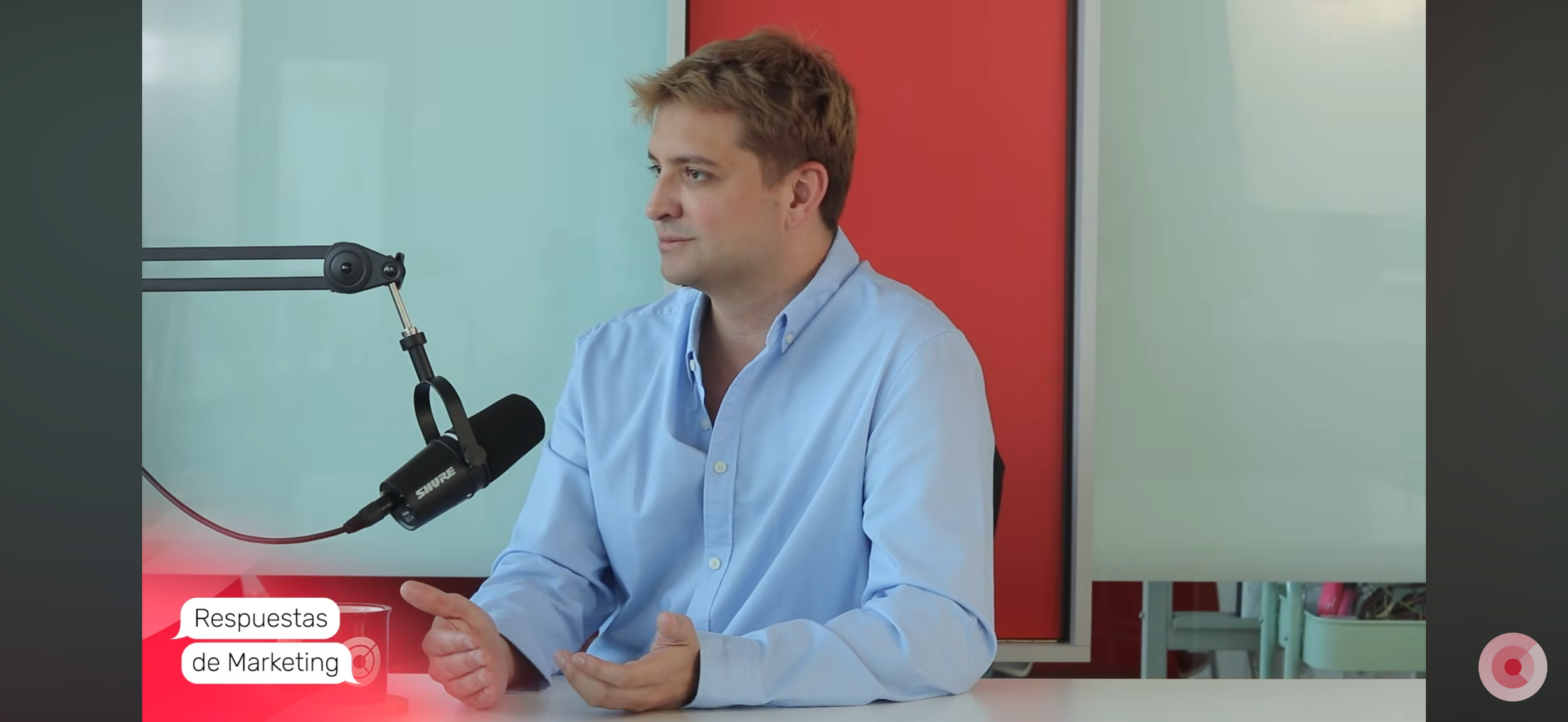 Marc Perelló en una entrevista del podcast Respuestas de Marketing de Cyberclick y David Tomás con micrófono sobre la mesa