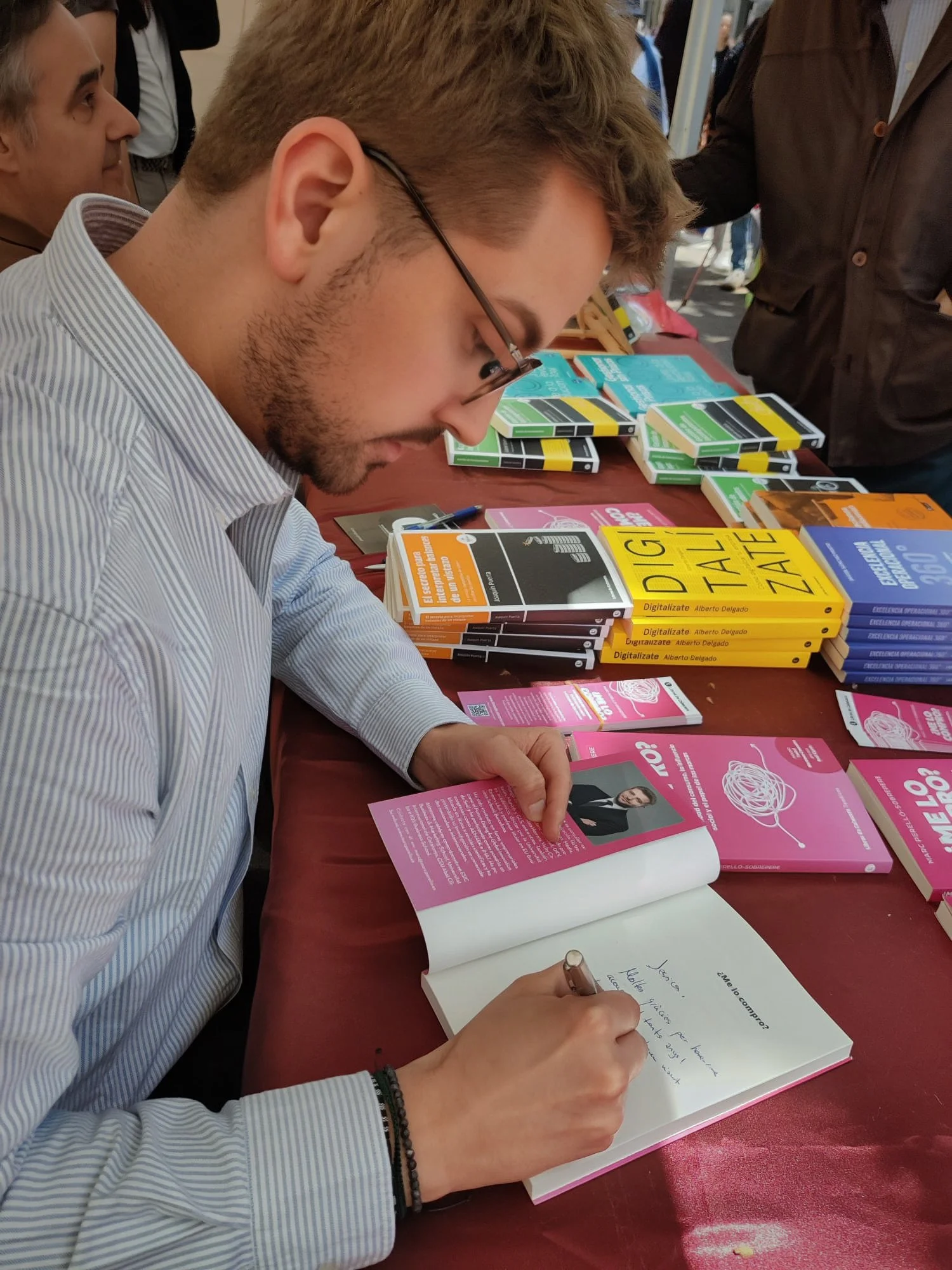 El autor, consultor y profesor Marc Perelló Sobrepere firmando el libro de marketing y sociología "¿Me lo compro?" en la parada de la editorial Libros de Cabecera en Sant Jordi, Barcelona
