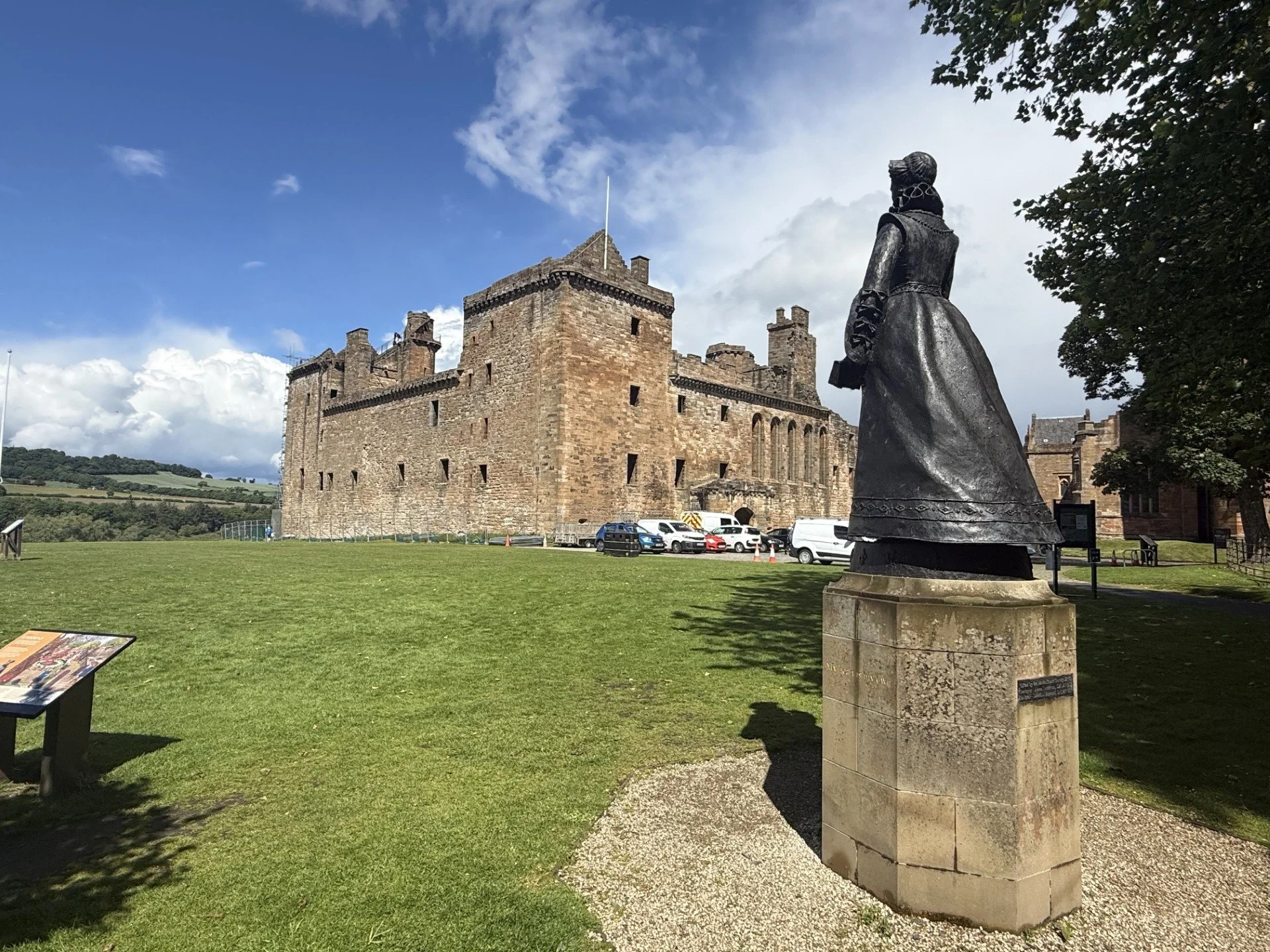 Mary Queen of Scots Statue at Linlithgow Palace