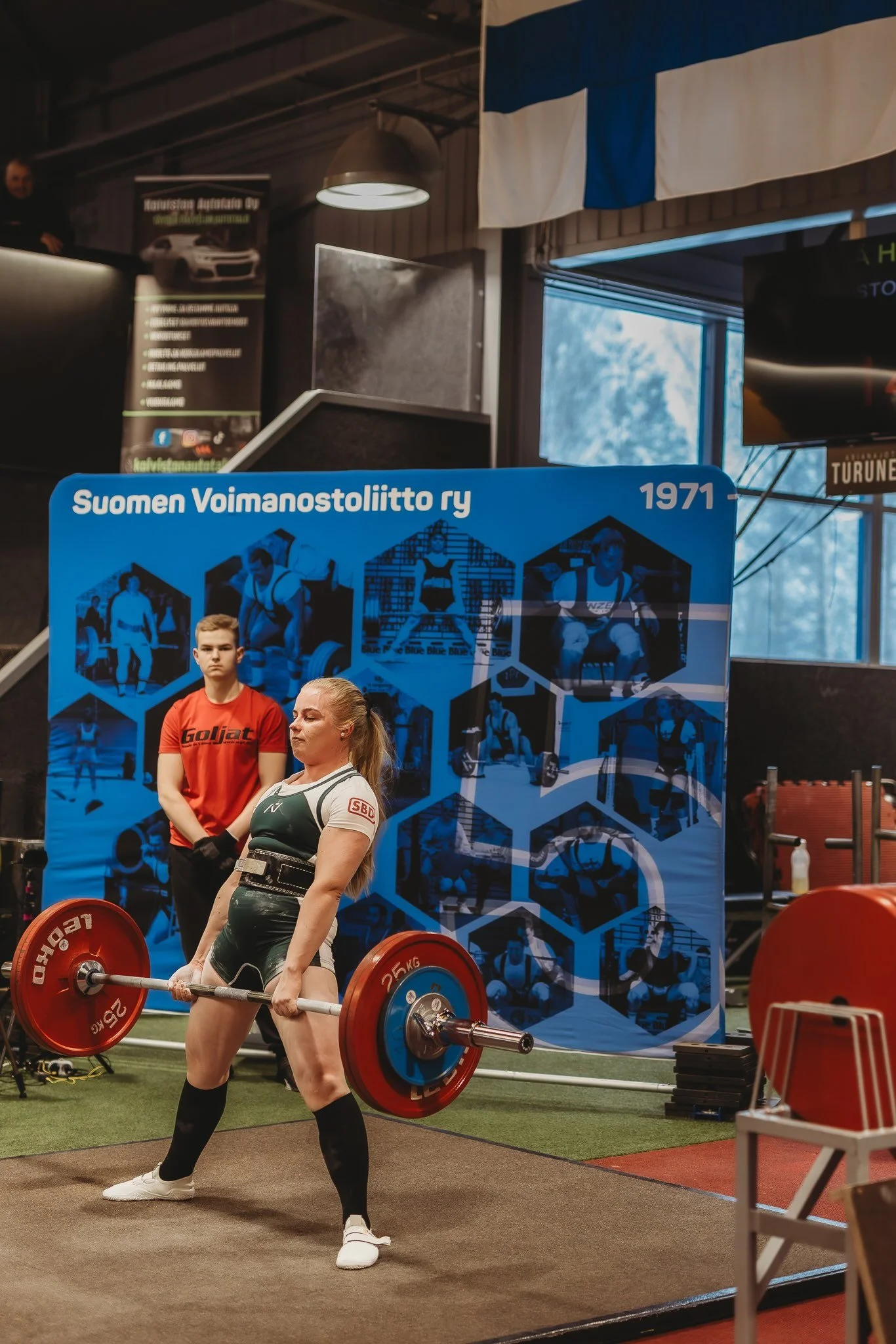 Nainen voimanostokilpailuissa.