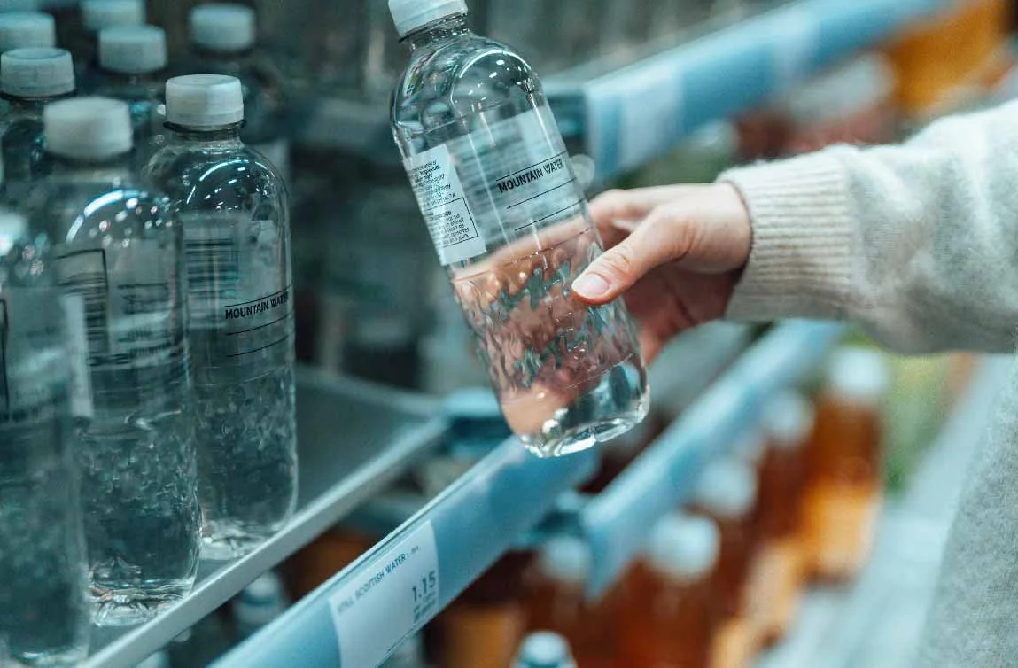 ¿Cuánto dinero puedes ahorrar dejando de comprar agua embotellada?