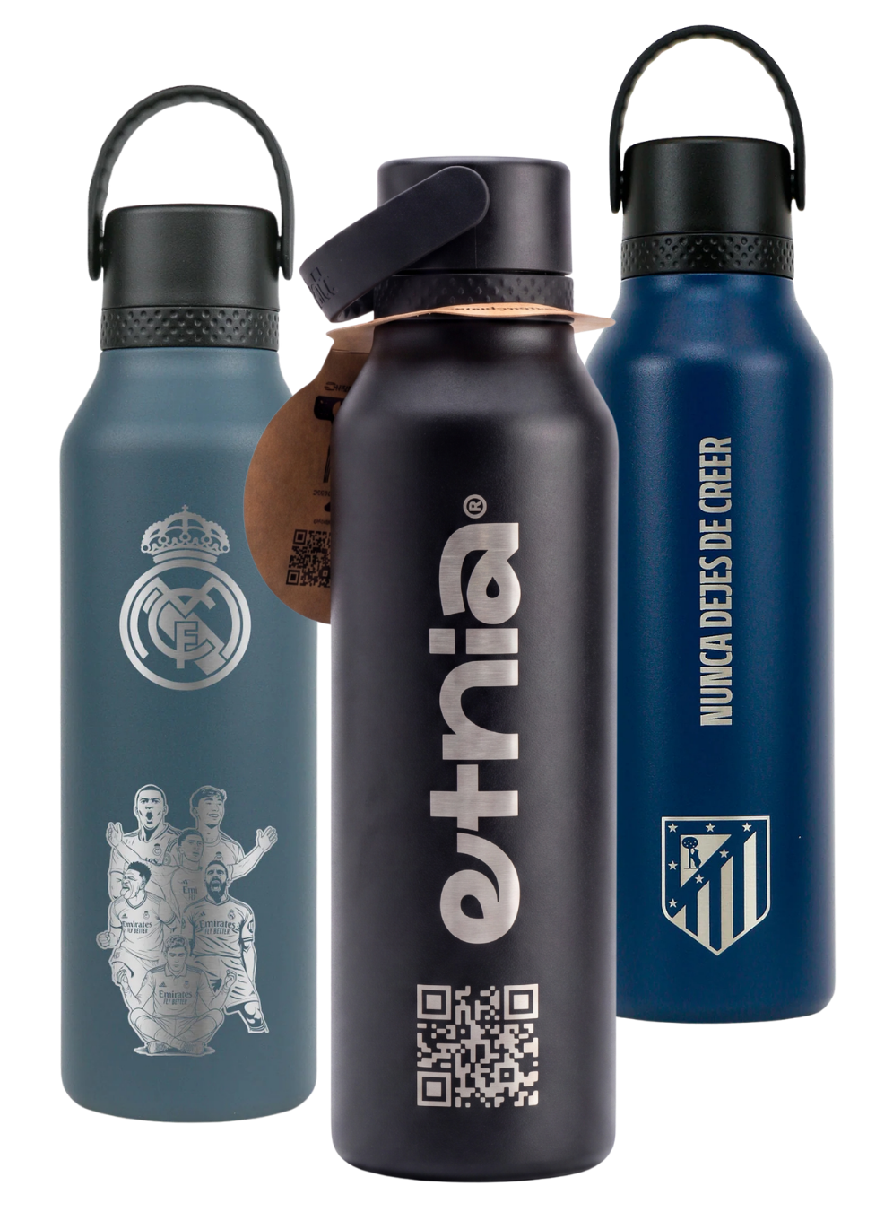 Tres botellas de agua, una azul con logotipo del Real Madrid, otra azul con el escudo del Atlético de Madrid y una negra con la marca 'Athica' y código QR.