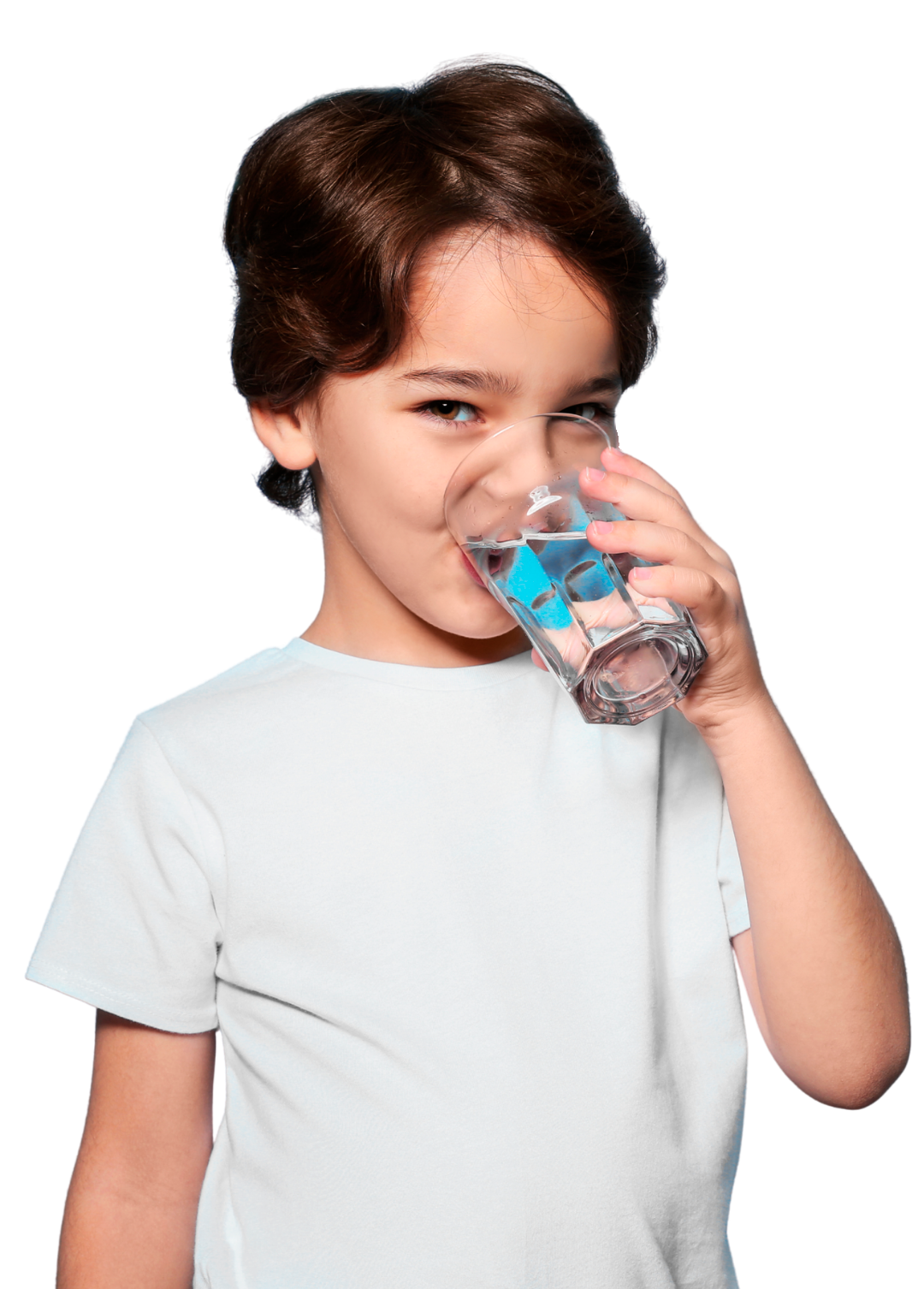 Niño bebiendo agua de un vaso transparente en un fondo negro.