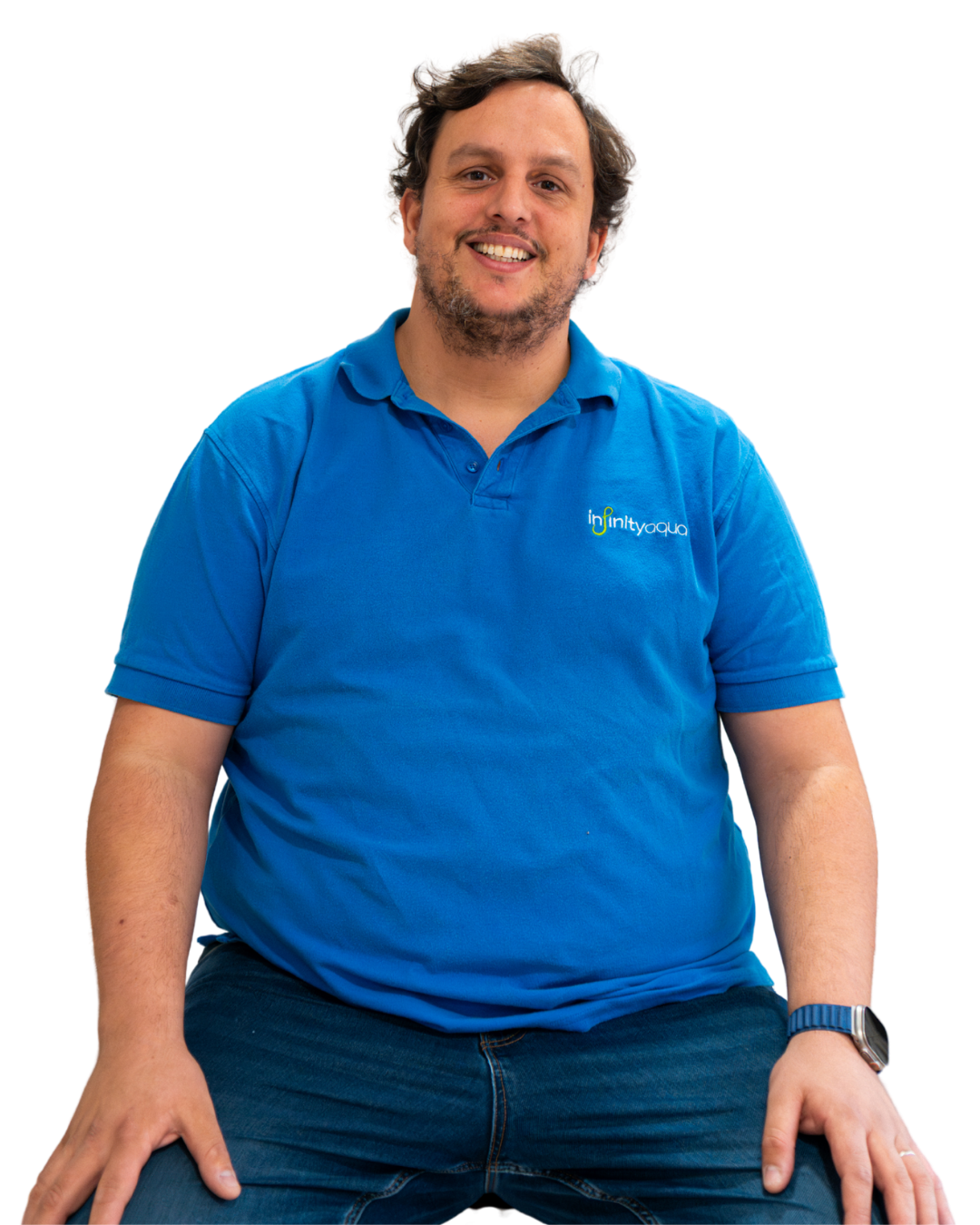 Hombre sonriendo y sentado, lleva camiseta azul con logotipo de infinithyaqua.