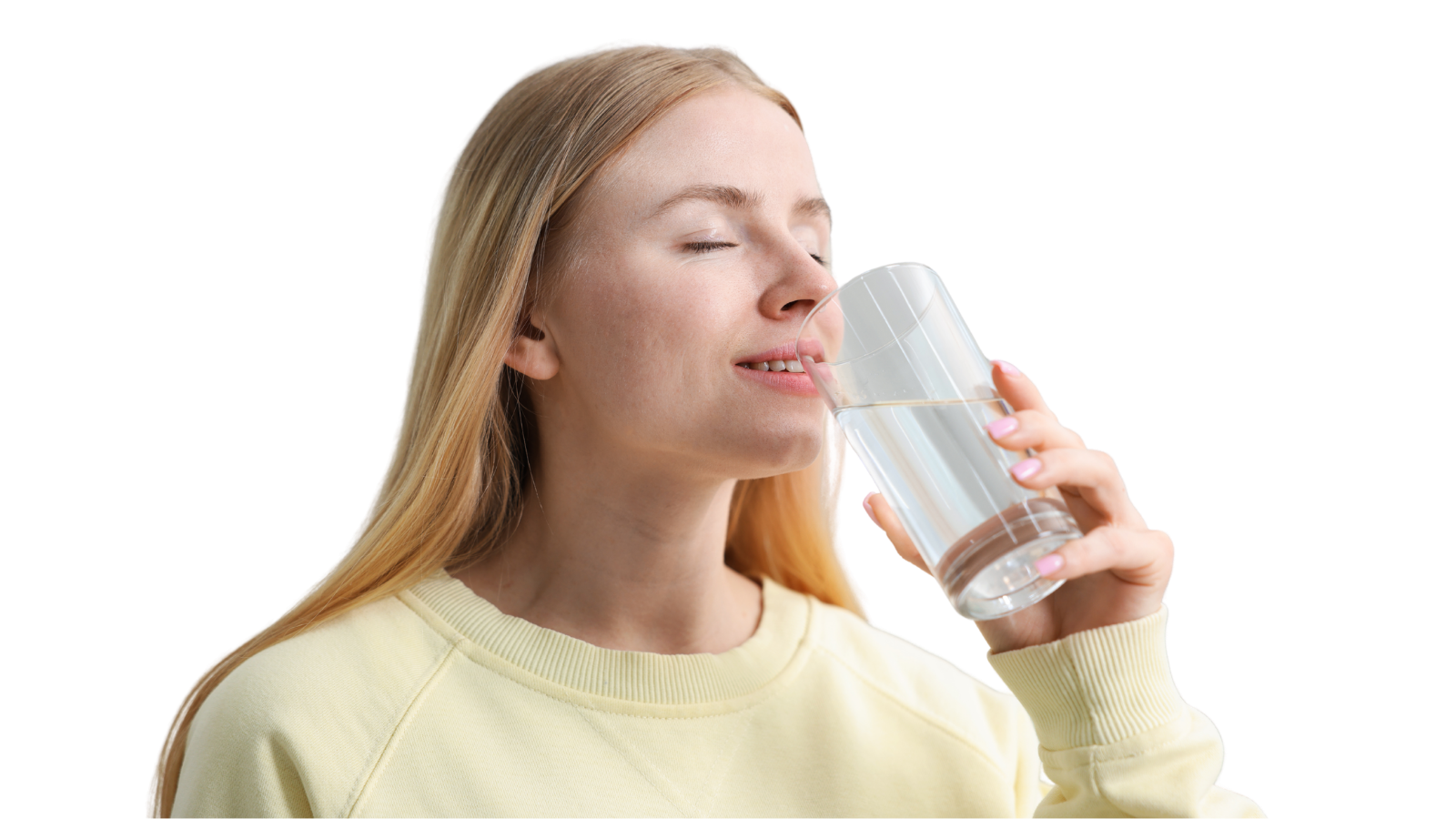 Mujer con cabello rubio y piel clara disfrutando tomar agua en un vaso transparente