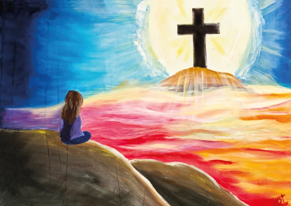 Prophetisches Kunstwerk von Nadine Duval, du siehst hier eine junge braunhaarige Frau auf einem Felsen sitzen. Vor ihr steigt das Kreuz umgeben von Licht aus der Wolkendecke empor.