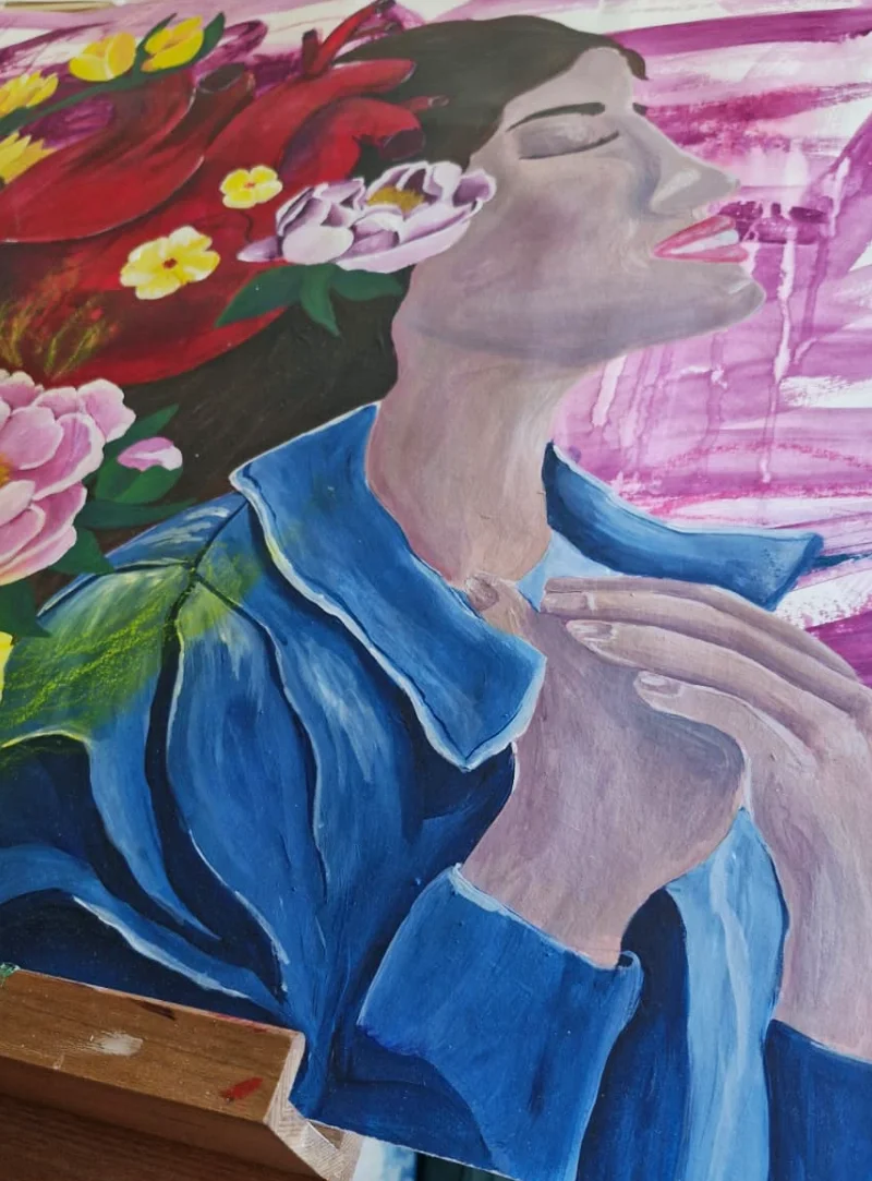 Detail des Kunstwerks, zu sehen ist eine Frau, die die Hände über der Brust faltet und nach oben blickt