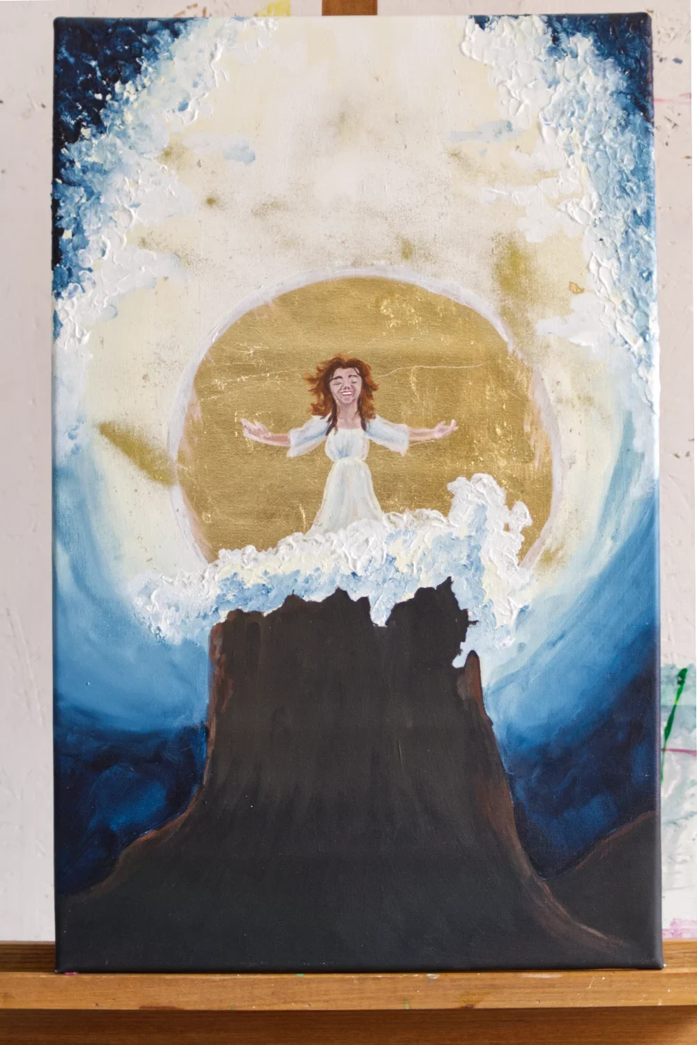 Kunstwerk zu Psalm 27 auf Staffelei, eine Frau auf einem Felsen, die die Arme ausbreitet und Gott anbetet