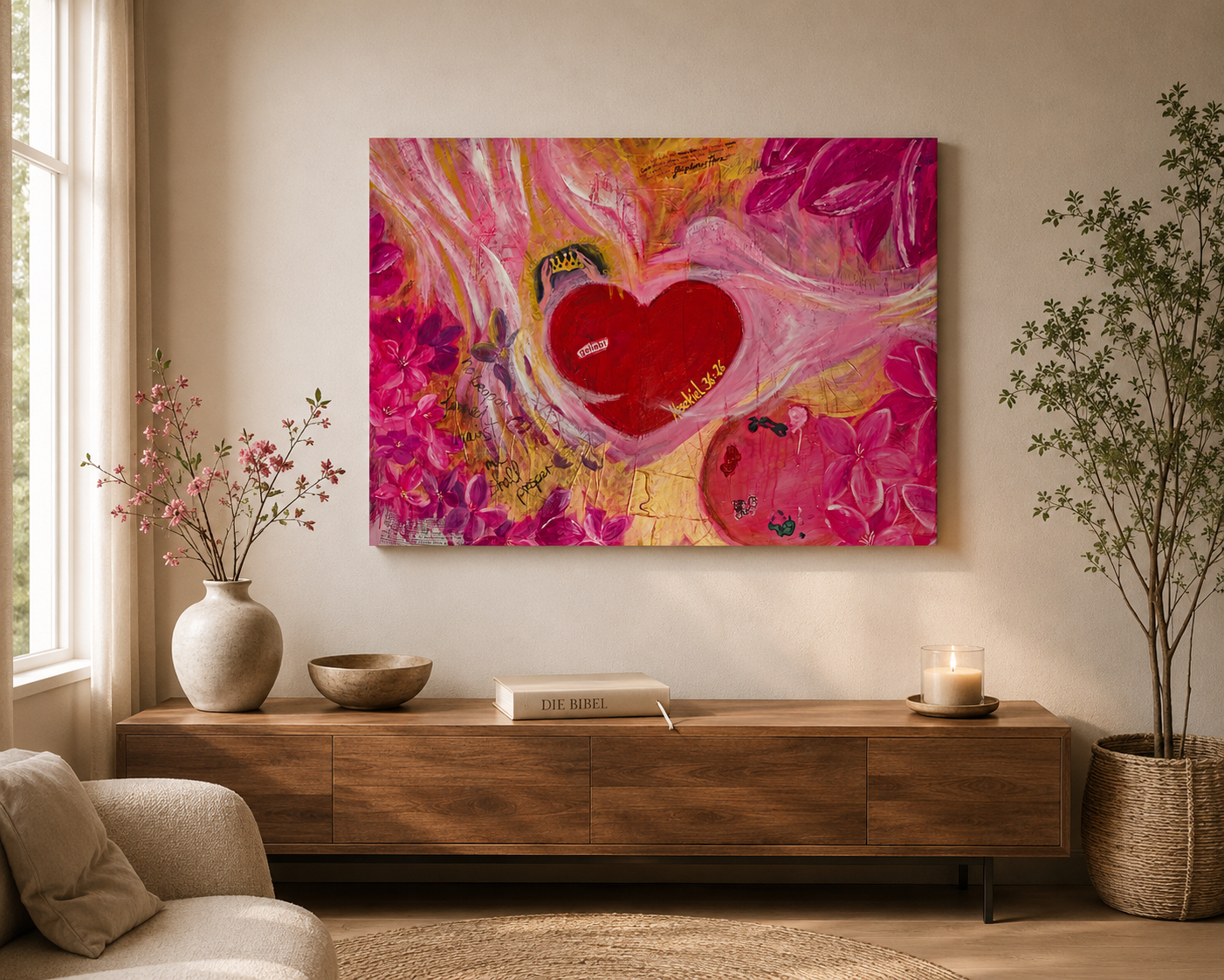 Gemälde mit rotem Herz, rosa Blumen und dem Heiligen Geist in Form einer Taube, die das Herz erneuert. Über einem Holzsideboard, Flasche mit Zweigen, Buch, Kerze in Wohnzimmer. Titel: Hesekiel 36:26