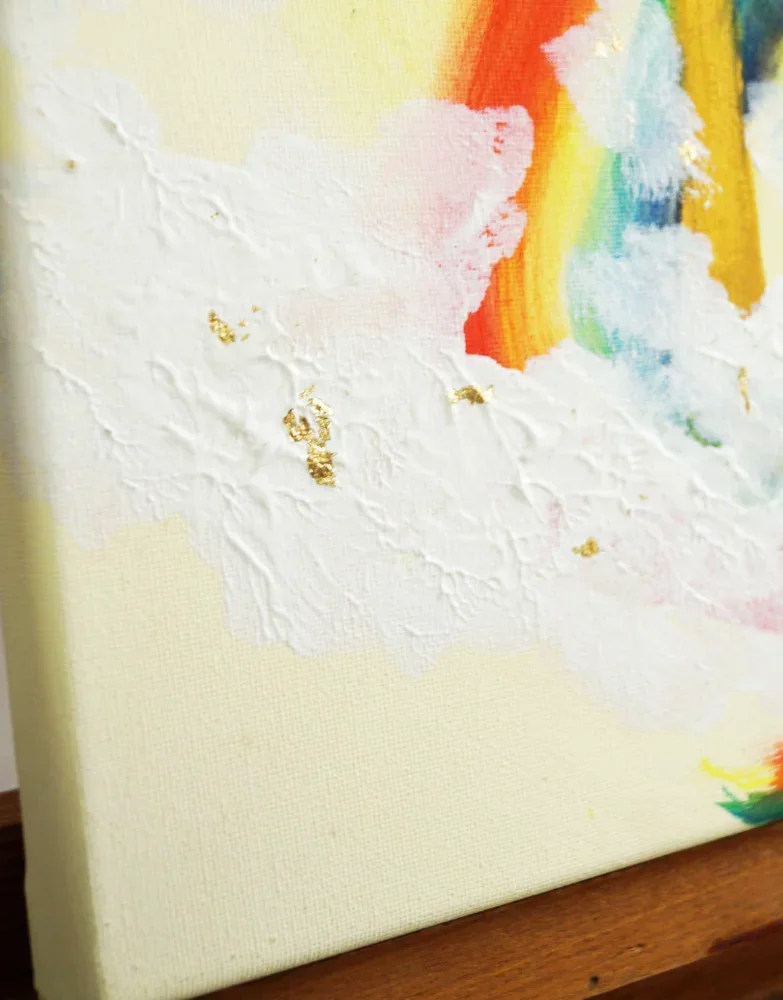 Detail des Kunstwerks "Im Heiligtum" von Nadine Duval, Nahaufnahme der Leinwand, sichtbare Wolkenstruktur, Christliches Kunstwerk