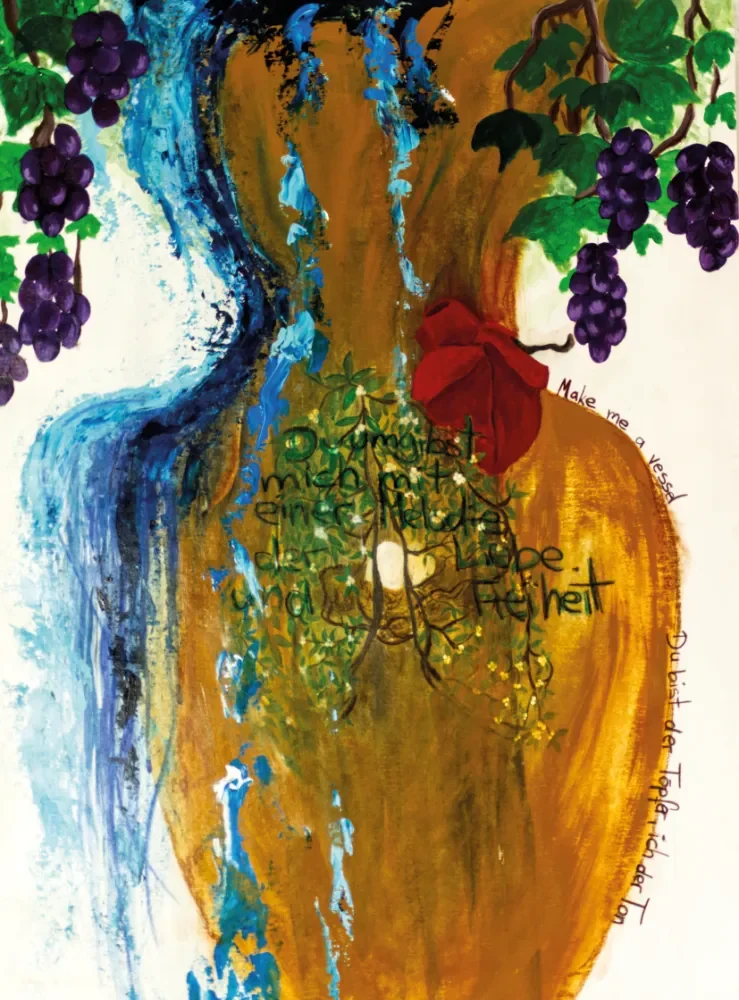 Kunstwerk mit christlicher Botschaft, von Nadine Duval - ein überfließendes Tongefäß, Trauben hängen herunter, Wasser fließt und darauf ist ein ermutigender Text