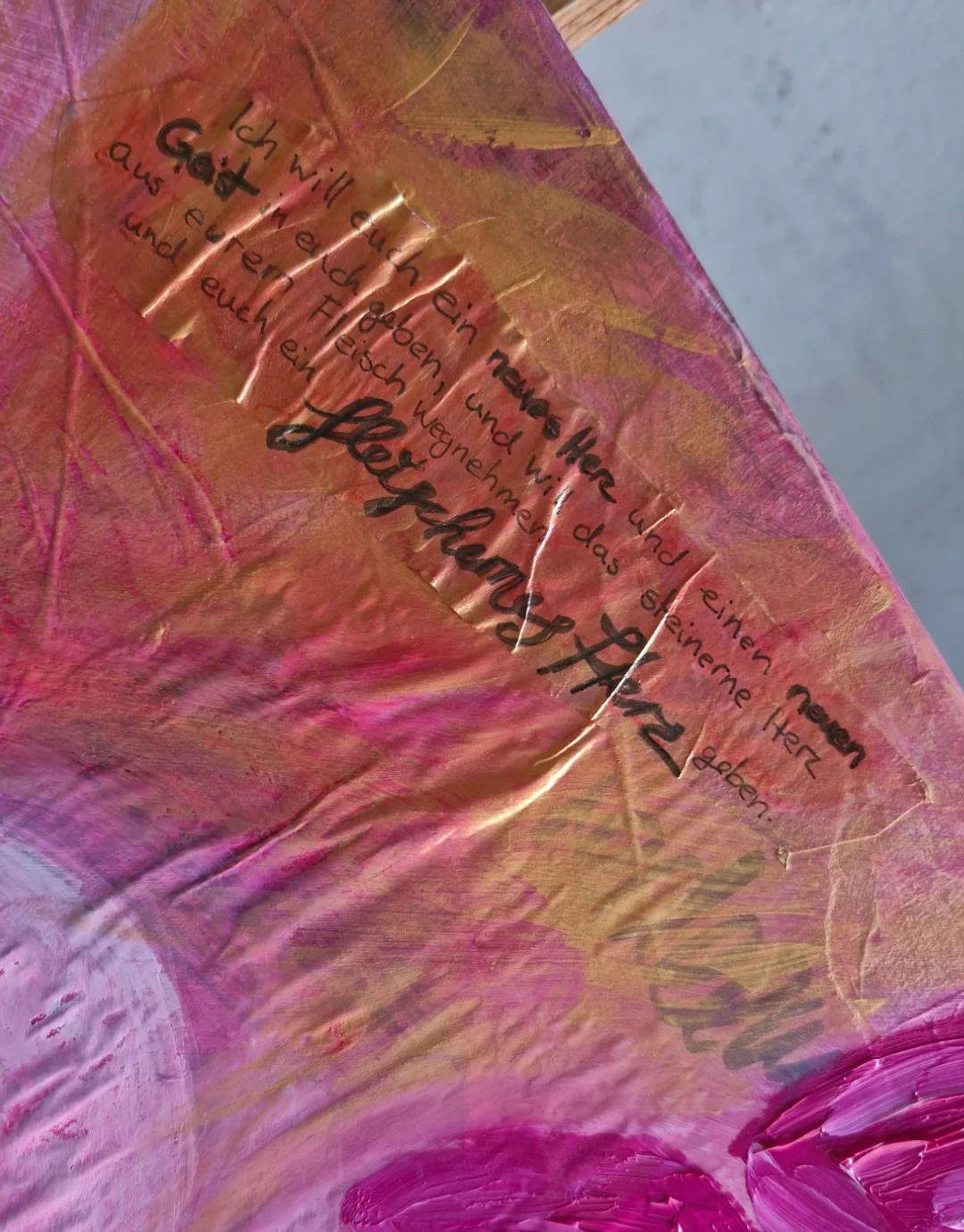 Ausschnitt eines Kunstwerkes, darauf zu sehen ist der Vers Hesekiel 36:26 aus der Bibel