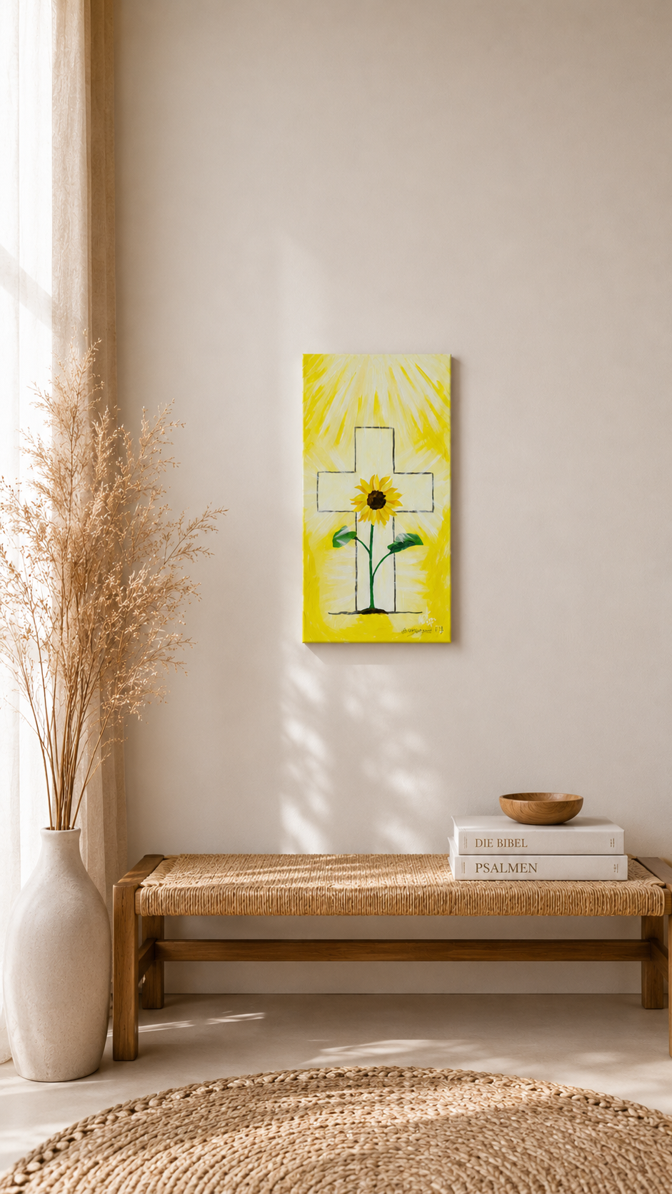 Kunstwerk im Raum, Kreuz umgeben von Licht, davor steht eine Sonneblume. Auf der Bank unter dem Kunstwerk liegt eine Bibel und ein Buch über die Psalmen, Kunstwerk von Nadine Duval, Prophetische Kunst