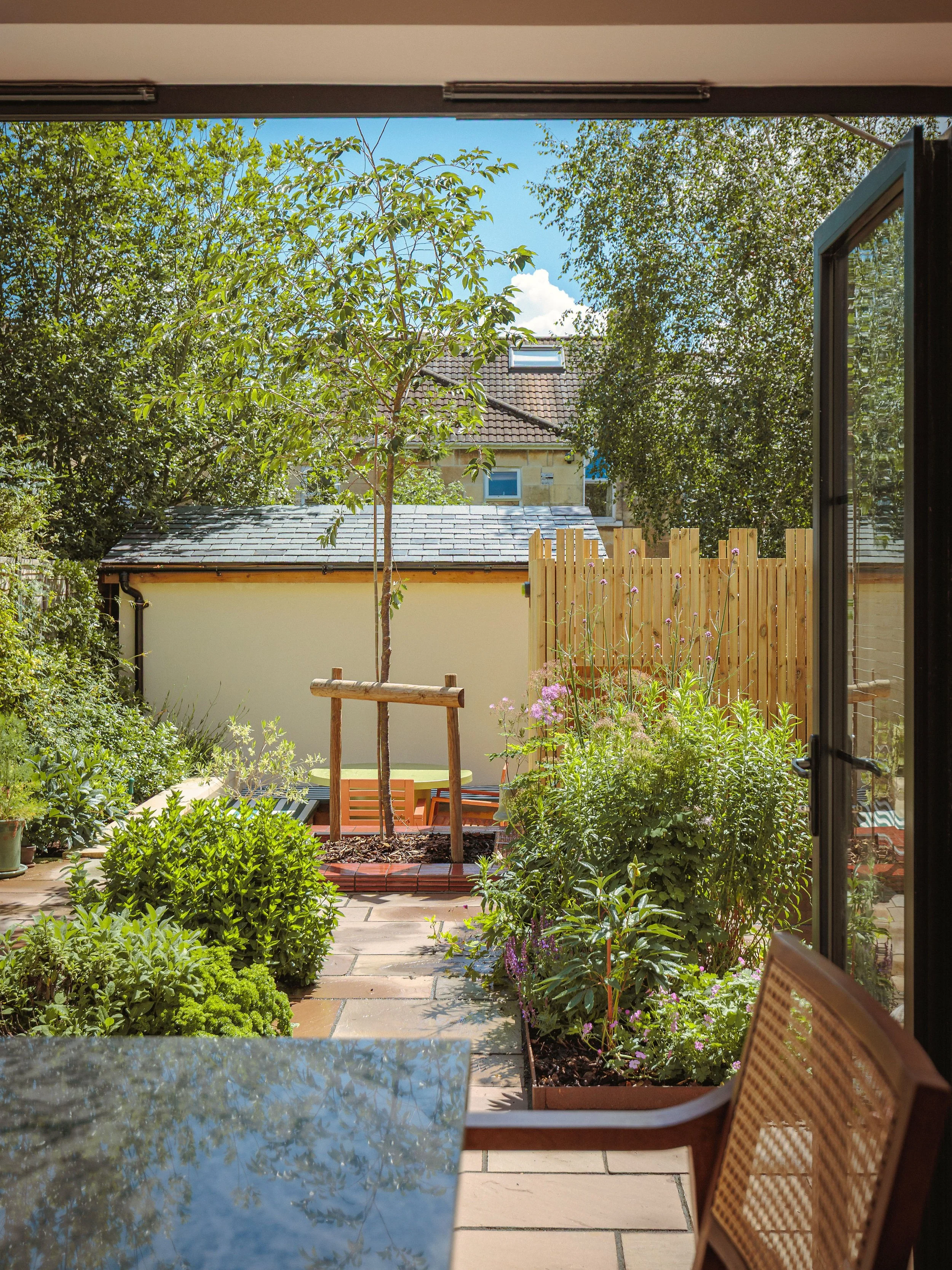 8 ways to affordably add style &amp; class to your garden