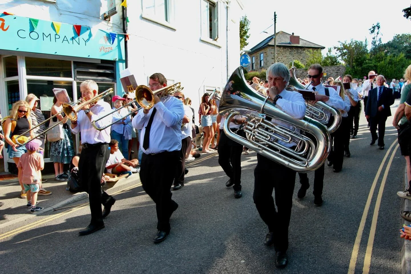 We love musical entries into the carnival helping us to get into the party spirit 🎵 🎶 🎵
