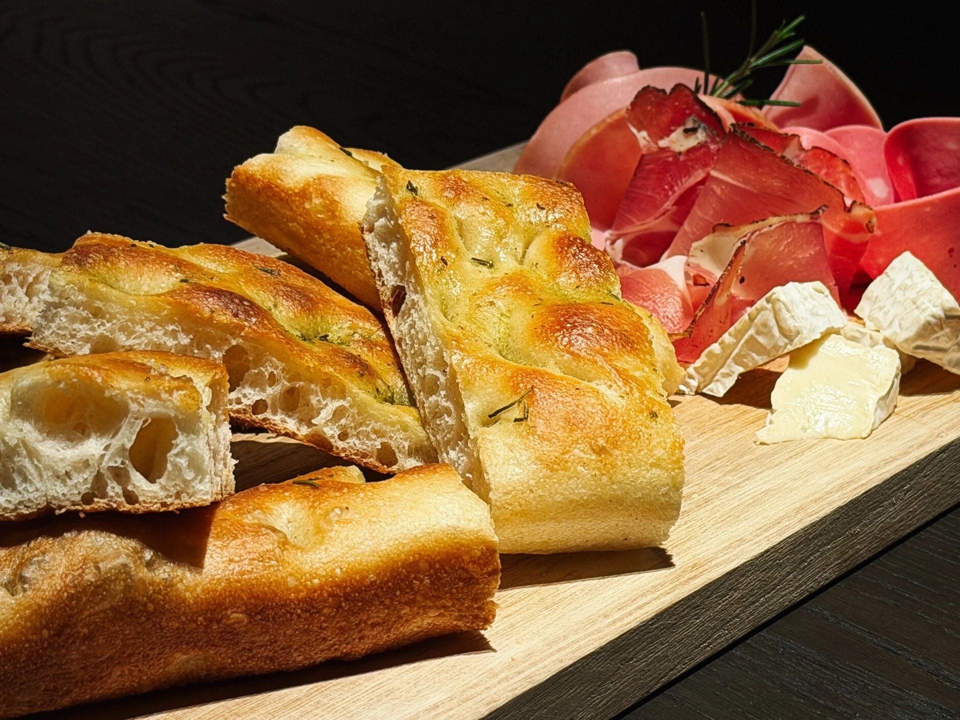 the Focaccia
　　＃自家製 ＃イタリア料理 ＃aperitivo ＃自家製パン ＃美味い ＃もっと食べたい