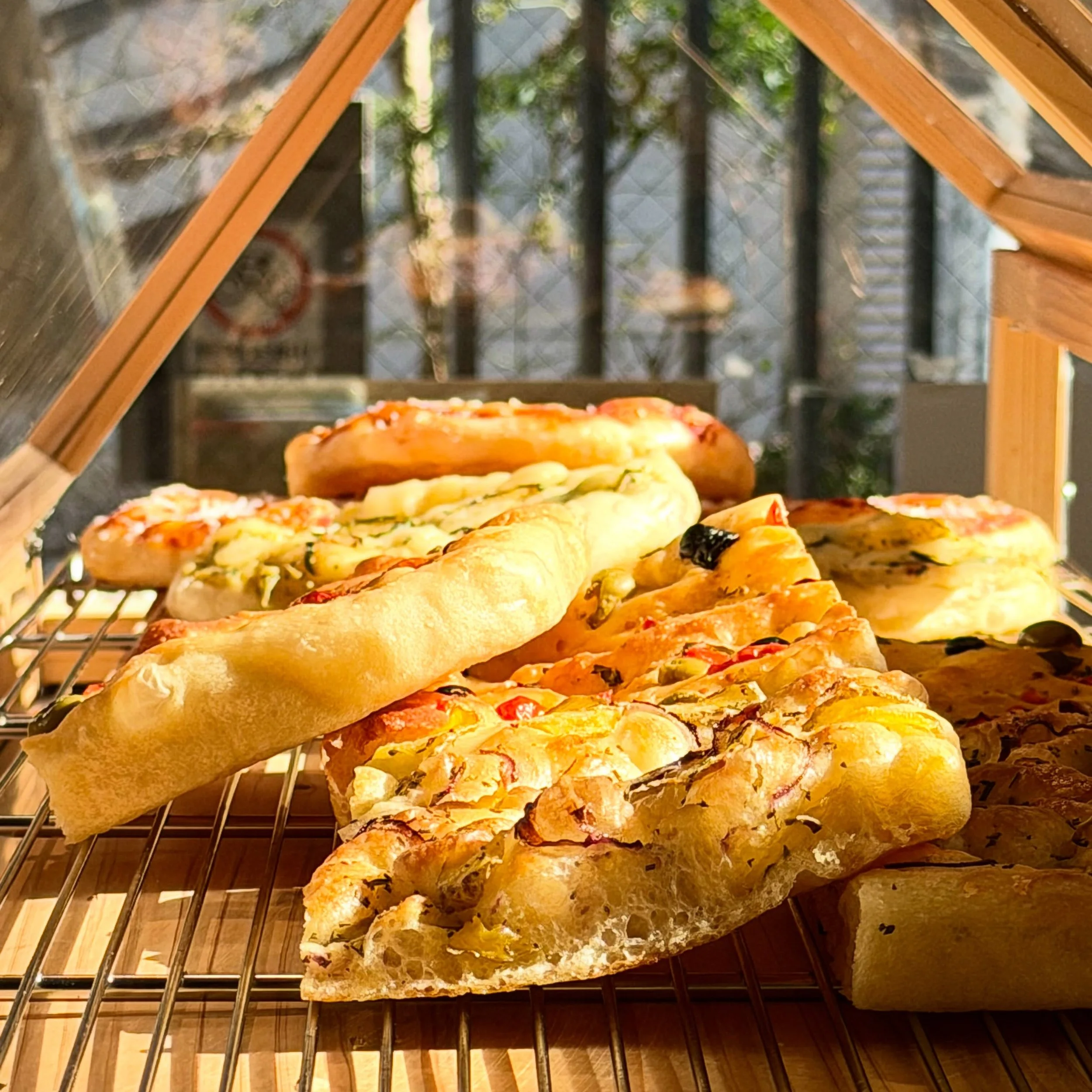 😎　Give. Me. Focaccia.

#期間限定 #本場 #イタリア料理 #aperitivo #フォカッチャ