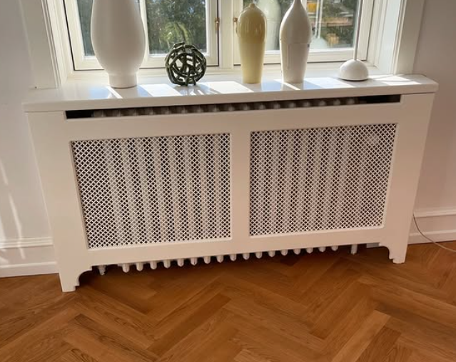 Radiatorskjuler med gitter – funktionel og stilren

Vi har fremstillet og monteret en radiatorskjuler med gitterfront der sikrer fri varmecirkulation og samtidig skjuler radiatoren bag et flot og ensartet udtryk. Løsningen er bygget i træ og tilpasse