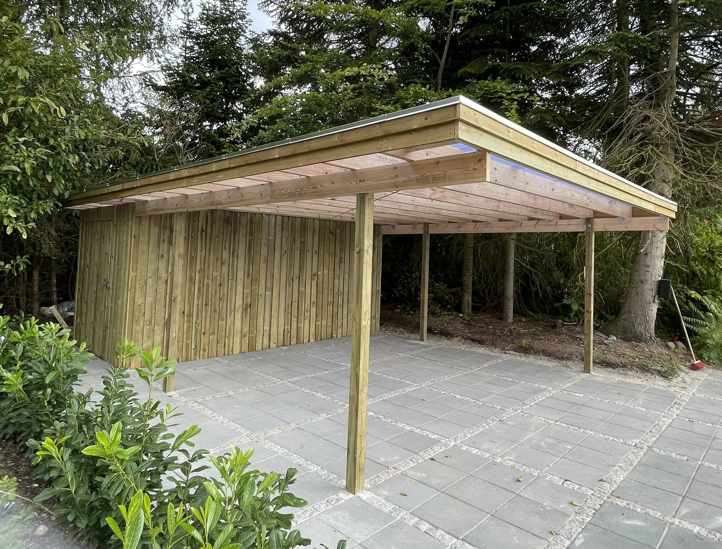 Carport med plads til to biler samt skur med opbevaring udført og leveret til kunde i Birkerød.