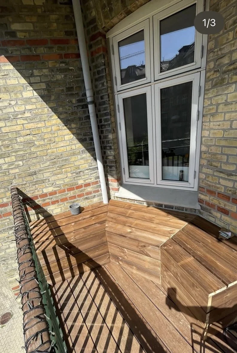 Udendørs terrassebænk med indbygget opbevaring udført på Frederiksberg. Funktionel og holdbar løsning i træ med fokus på kvalitet, design og praktisk opbevaring.