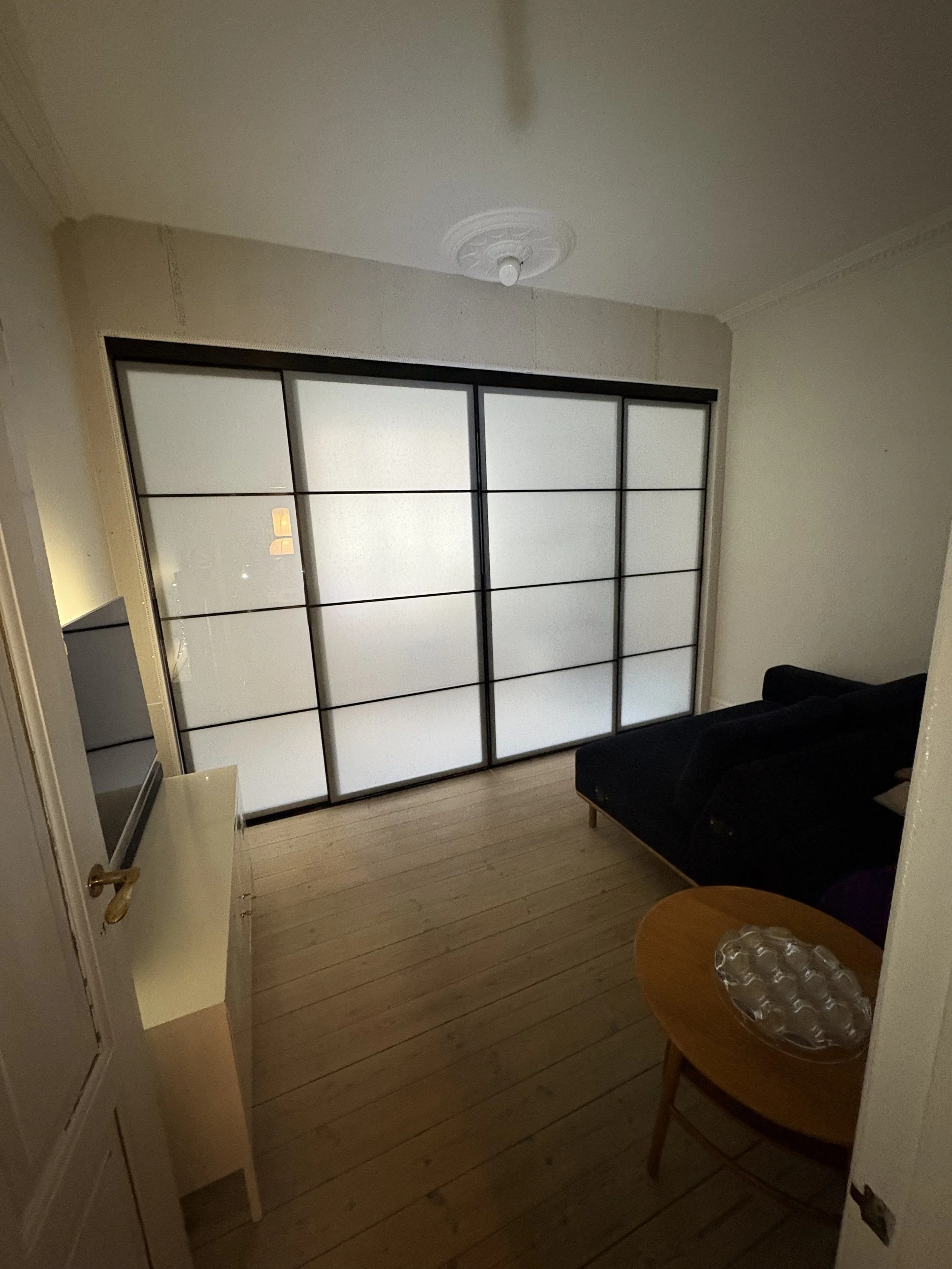 Ruminddeling af to rum udført efter kundens ønsker om naturligt lys på Vesterbro. Løsningen er lavet med gipsvæg og New Yorker-stil skydedørssystem, der kombinerer funktionalitet og moderne design.