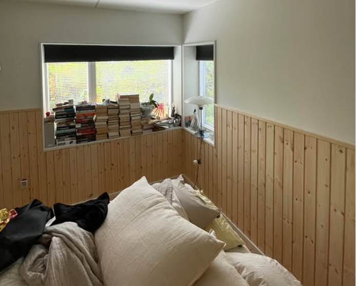 Lodret træbeklædning i svensk stil – soveværelse på Amager

Vi har etableret lodret træbeklædning i svensk stil i et soveværelse, der skaber en varm og rolig atmosfære med et moderne nordisk udtryk. Den lodrette opsætning giver rummet dybde og karakt
