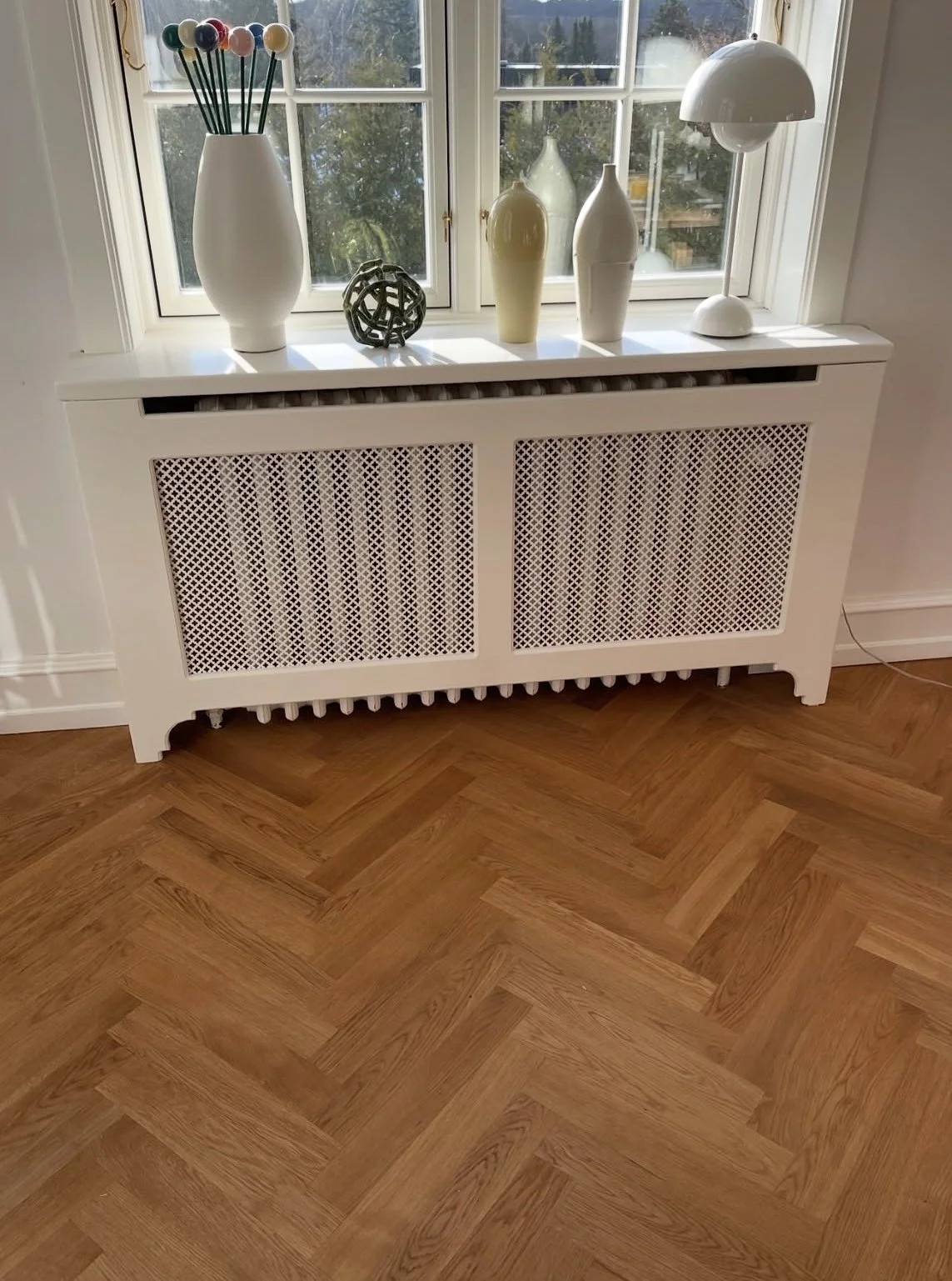 Radiatorskjuler i klassisk design udført efter kundens ønsker i Trørød. Skræddersyet løsning med fokus på kvalitet, funktionalitet og flot finish.