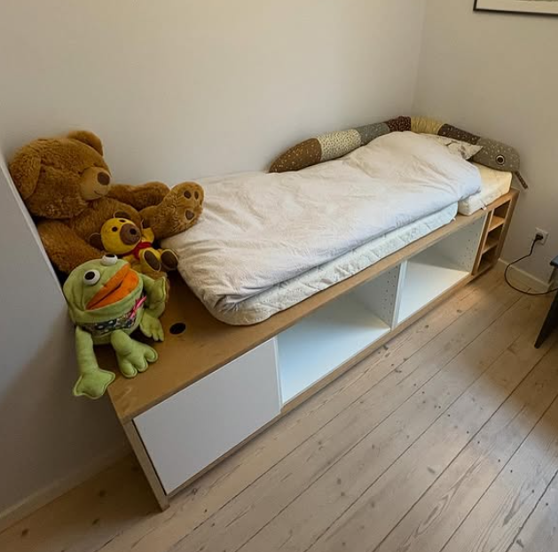 Skræddersyet børneseng med indbygget opbevaring

Vi har designet og fremstillet en skræddersyet børneseng med integreret opbevaring under sengen – en smart og pladsbesparende løsning der kombinerer funktionalitet med et rent og stilfuldt udtryk. Alt 