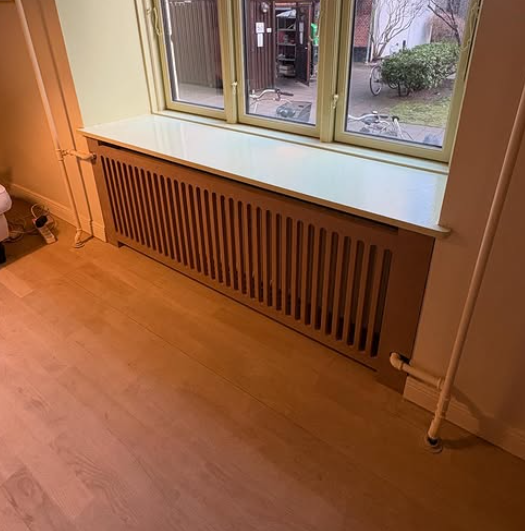 Håndlavet radiatorskjuler med håndfræste lameller

Vi har fremstillet en eksklusiv håndlavet radiatorskjuler med håndfræste lameller – skræddersyet til rummet og kombineret med et stilrent design der sikrer optimal varmefordeling. Hver lamelle er fræ