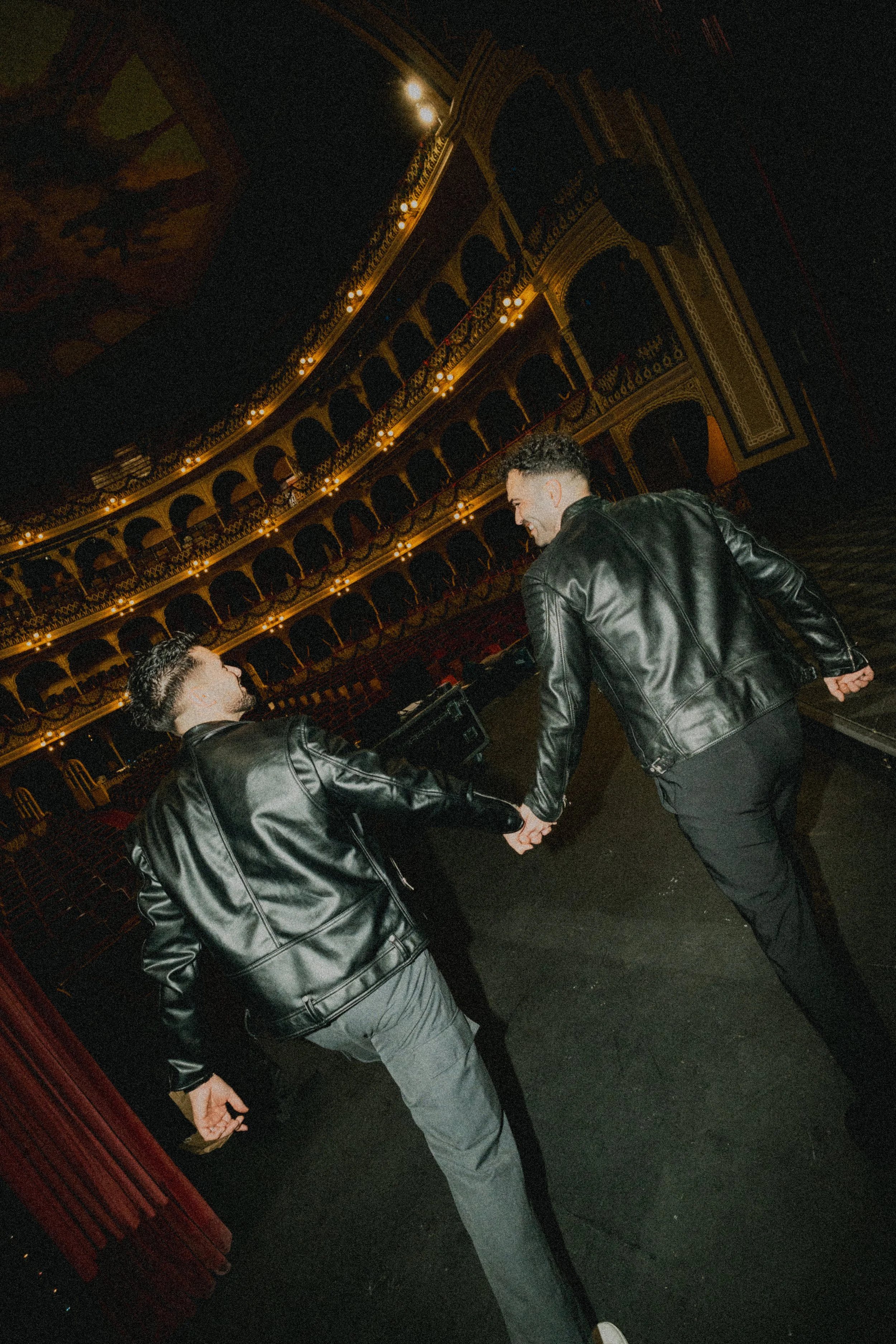 Preboda pareja gay sesión en teatro fotografía artística