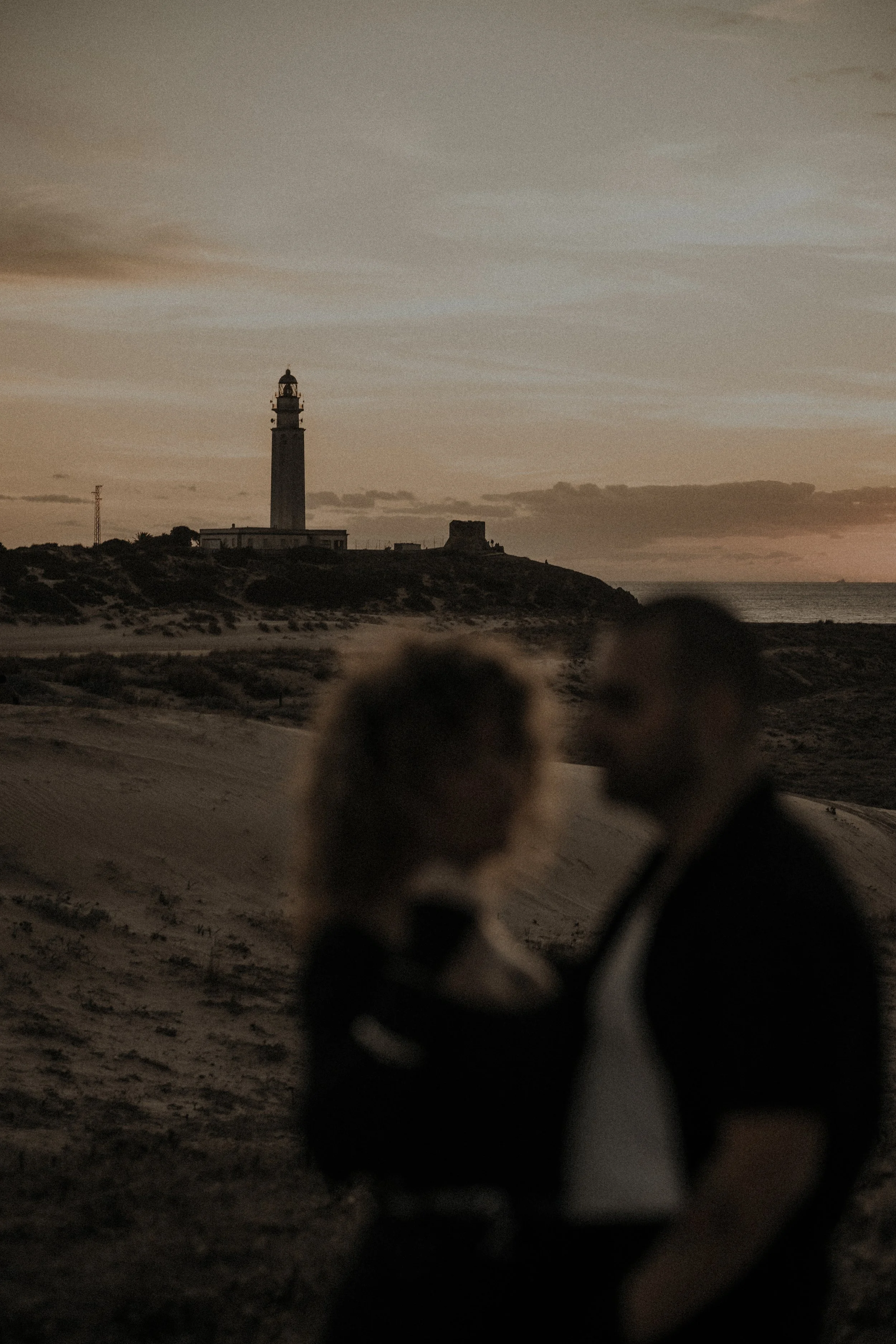 Pareja al atardecer con faro en Cádiz sesión preboda