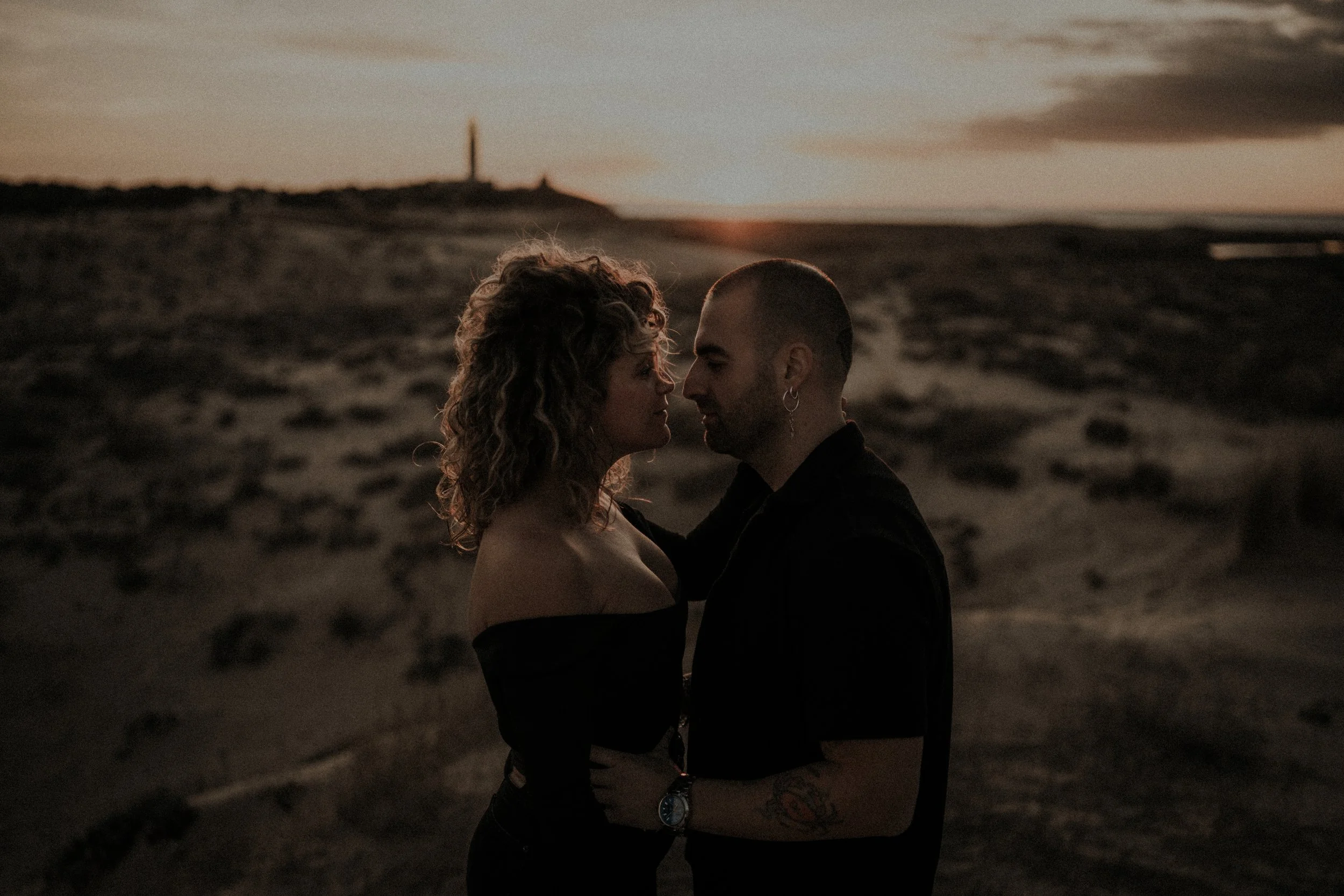 Novios en la playa en Cádiz al atardecer