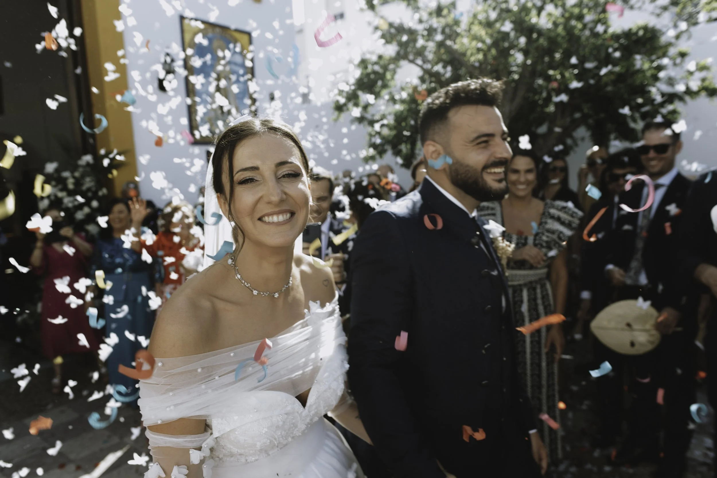 Novios saliendo de la ceremonia con confeti boda en Cádiz