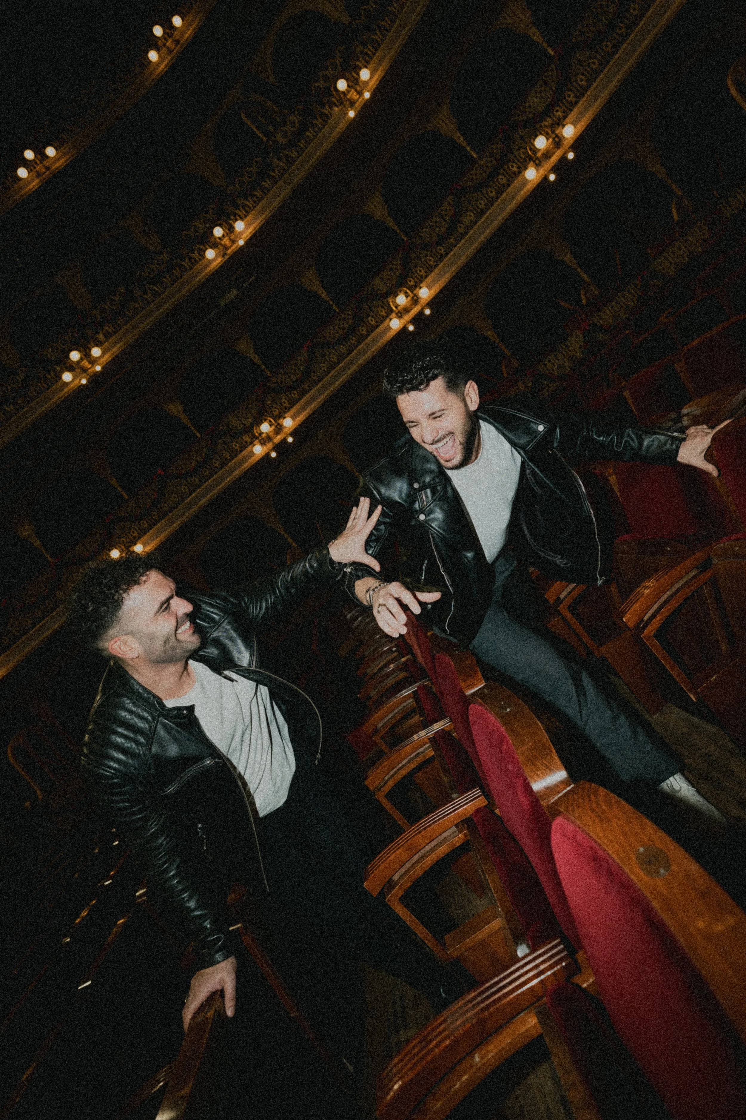 Sesión de pareja gay en teatro fotografía artística preboda