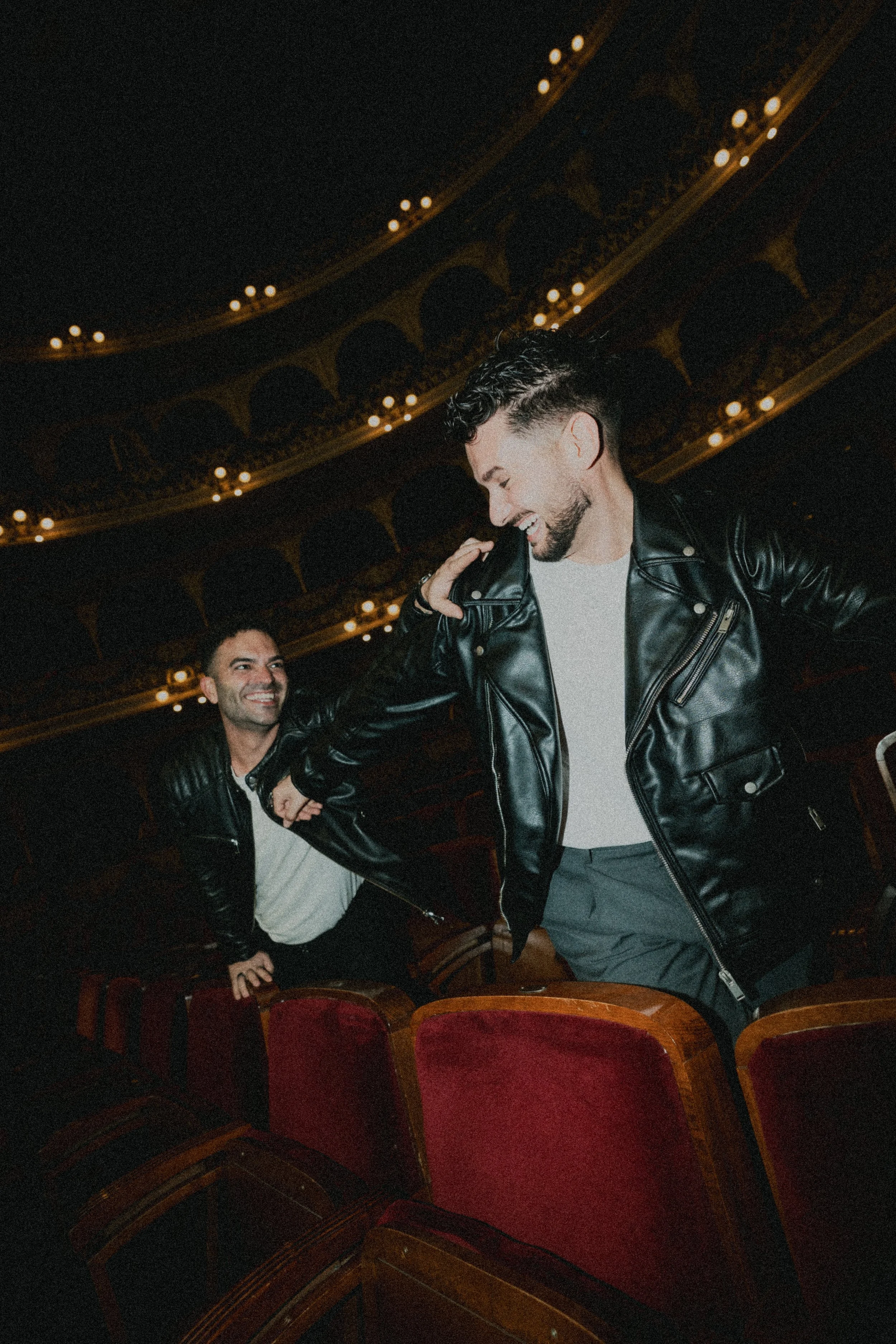 Preboda pareja gay fotografía artística en teatro