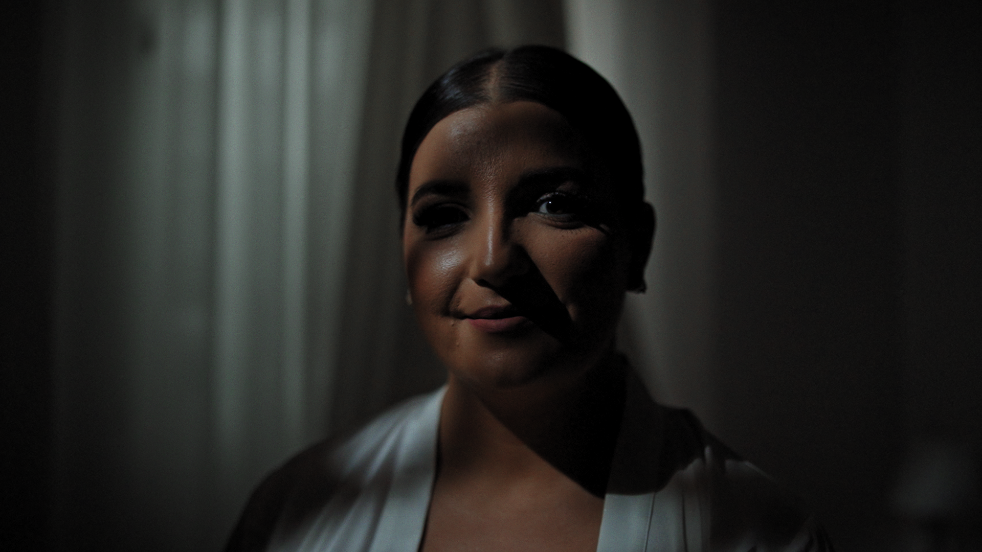 Retrato de novia en los preparativos fotografía de boda en Cádiz